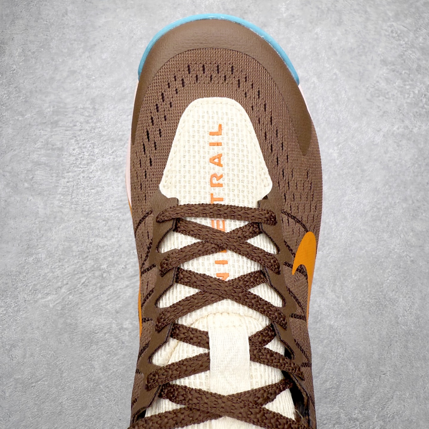 图片[4]-NK Wildhorse 10 时尚舒适防滑透气轻便 低帮跑步鞋 全面革新给我们留下了复杂的感受。我们非常喜欢升级后的做工和舒适的 ReactX 中底，但我们认为过重的重量、上涨的价格以及易碎的鞋面削弱了它的吸引力。根据我们的经验，它在轻松的越野跑和长距离跑中表现最佳，但它不再像之前的版本那样，带来灵活、有趣的体验。实拍调校N版已经零色差零失真 百分百还原实物色彩所见即所得 不存在货不对板色差等低级问题 选购参考实物拍摄 不混卖不参货 只用心做好货严格选品 承诺混一赔十 尺码：36 36.5 37.5 38 38.5 39 40 40.5 41 42 42.5 43 44 44.5 45-选品中心