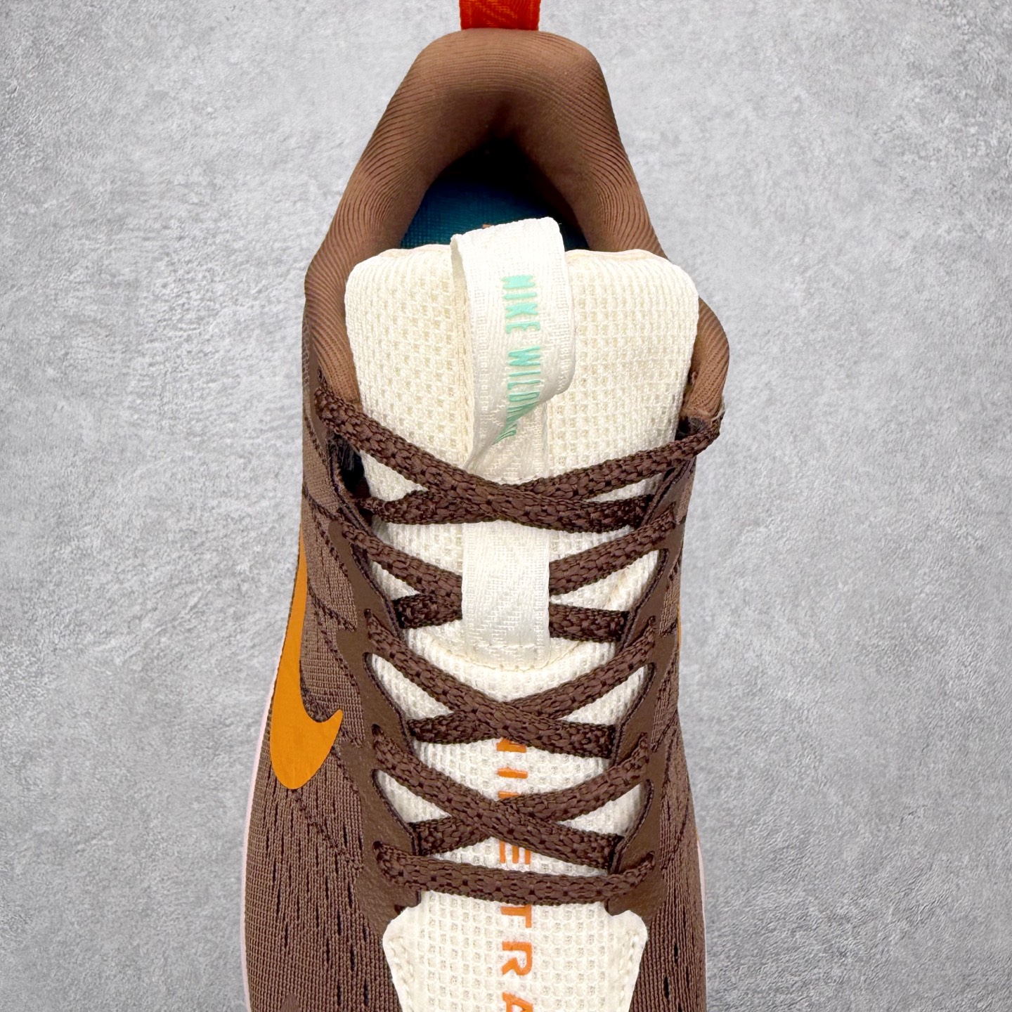 图片[5]-NK Wildhorse 10 时尚舒适防滑透气轻便 低帮跑步鞋 全面革新给我们留下了复杂的感受。我们非常喜欢升级后的做工和舒适的 ReactX 中底，但我们认为过重的重量、上涨的价格以及易碎的鞋面削弱了它的吸引力。根据我们的经验，它在轻松的越野跑和长距离跑中表现最佳，但它不再像之前的版本那样，带来灵活、有趣的体验。实拍调校N版已经零色差零失真 百分百还原实物色彩所见即所得 不存在货不对板色差等低级问题 选购参考实物拍摄 不混卖不参货 只用心做好货严格选品 承诺混一赔十 尺码：36 36.5 37.5 38 38.5 39 40 40.5 41 42 42.5 43 44 44.5 45-选品中心