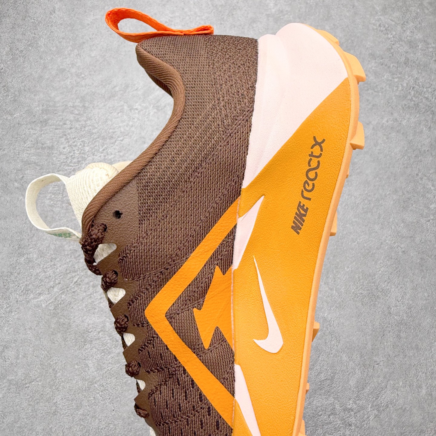 图片[7]-NK Wildhorse 10 时尚舒适防滑透气轻便 低帮跑步鞋 全面革新给我们留下了复杂的感受。我们非常喜欢升级后的做工和舒适的 ReactX 中底，但我们认为过重的重量、上涨的价格以及易碎的鞋面削弱了它的吸引力。根据我们的经验，它在轻松的越野跑和长距离跑中表现最佳，但它不再像之前的版本那样，带来灵活、有趣的体验。实拍调校N版已经零色差零失真 百分百还原实物色彩所见即所得 不存在货不对板色差等低级问题 选购参考实物拍摄 不混卖不参货 只用心做好货严格选品 承诺混一赔十 尺码：36 36.5 37.5 38 38.5 39 40 40.5 41 42 42.5 43 44 44.5 45-选品中心