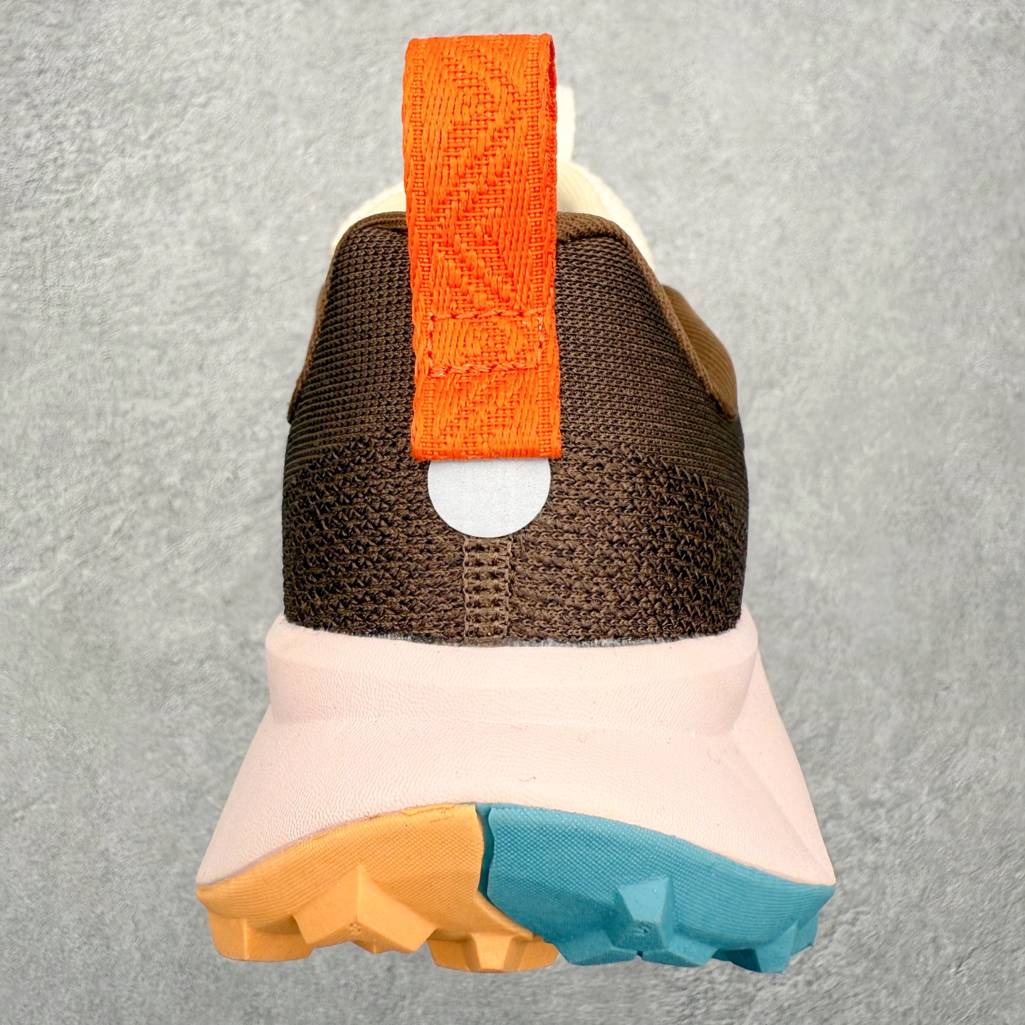 图片[8]-NK Wildhorse 10 时尚舒适防滑透气轻便 低帮跑步鞋 全面革新给我们留下了复杂的感受。我们非常喜欢升级后的做工和舒适的 ReactX 中底，但我们认为过重的重量、上涨的价格以及易碎的鞋面削弱了它的吸引力。根据我们的经验，它在轻松的越野跑和长距离跑中表现最佳，但它不再像之前的版本那样，带来灵活、有趣的体验。实拍调校N版已经零色差零失真 百分百还原实物色彩所见即所得 不存在货不对板色差等低级问题 选购参考实物拍摄 不混卖不参货 只用心做好货严格选品 承诺混一赔十 尺码：36 36.5 37.5 38 38.5 39 40 40.5 41 42 42.5 43 44 44.5 45-选品中心