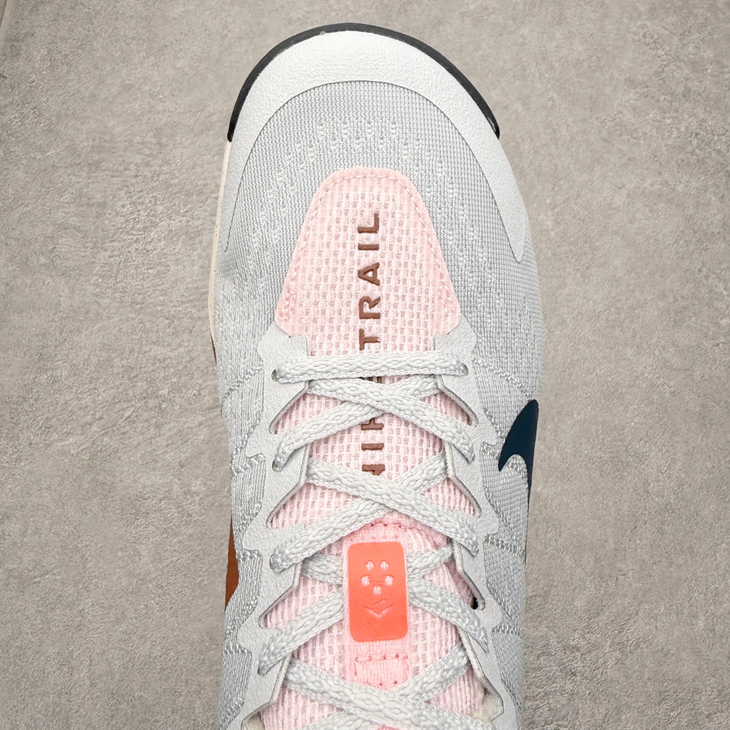 图片[4]-NK Wildhorse 10 时尚舒适防滑透气轻便 低帮跑步鞋 全面革新给我们留下了复杂的感受。我们非常喜欢升级后的做工和舒适的 ReactX 中底，但我们认为过重的重量、上涨的价格以及易碎的鞋面削弱了它的吸引力。根据我们的经验，它在轻松的越野跑和长距离跑中表现最佳，但它不再像之前的版本那样，带来灵活、有趣的体验。实拍调校N版已经零色差零失真 百分百还原实物色彩所见即所得 不存在货不对板色差等低级问题 选购参考实物拍摄 不混卖不参货 只用心做好货严格选品 承诺混一赔十 尺码：36 36.5 37.5 38 38.5 39 40 40.5 41 42 42.5 43 44 44.5 45-选品中心