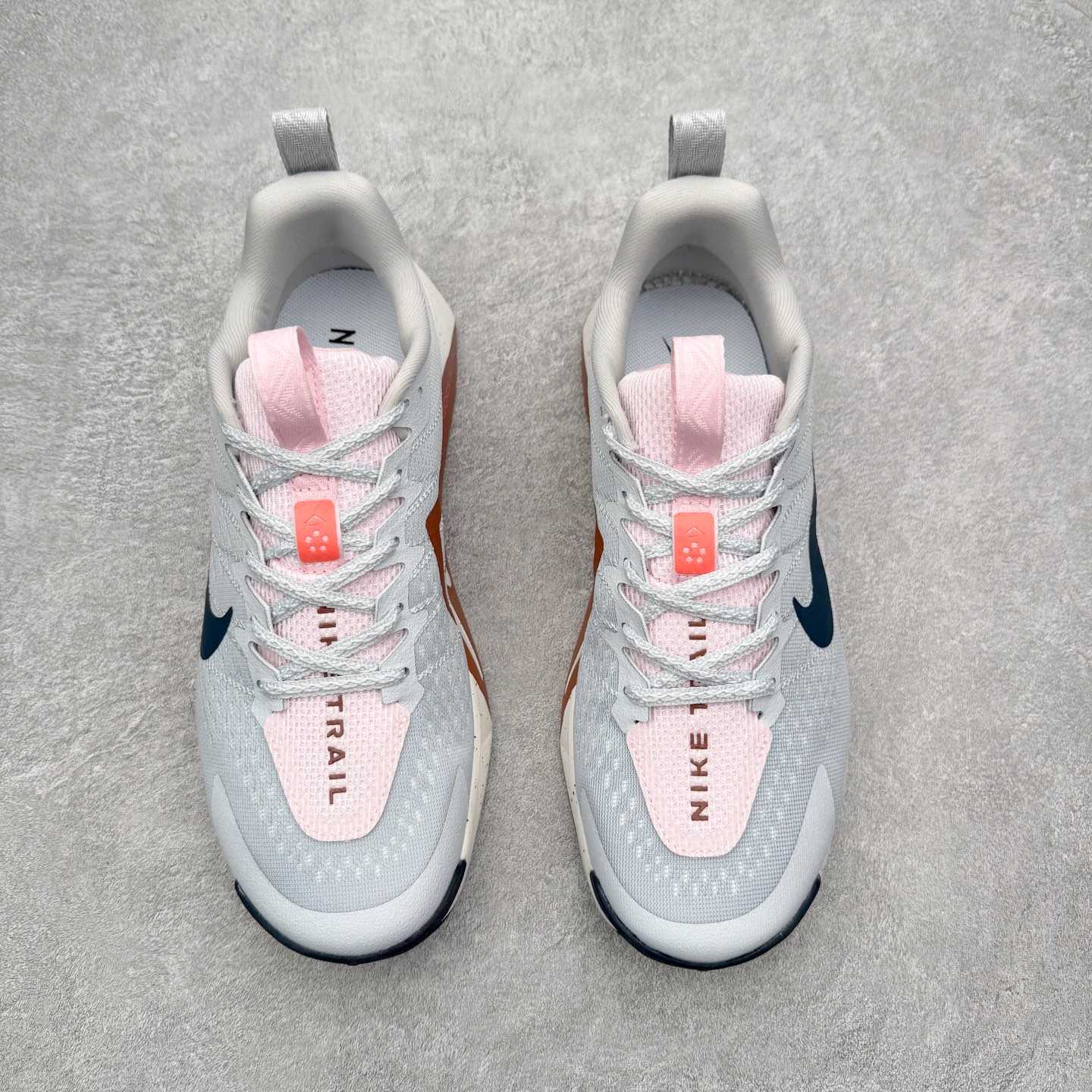 图片[2]-NK Wildhorse 10 时尚舒适防滑透气轻便 低帮跑步鞋 全面革新给我们留下了复杂的感受。我们非常喜欢升级后的做工和舒适的 ReactX 中底，但我们认为过重的重量、上涨的价格以及易碎的鞋面削弱了它的吸引力。根据我们的经验，它在轻松的越野跑和长距离跑中表现最佳，但它不再像之前的版本那样，带来灵活、有趣的体验。实拍调校N版已经零色差零失真 百分百还原实物色彩所见即所得 不存在货不对板色差等低级问题 选购参考实物拍摄 不混卖不参货 只用心做好货严格选品 承诺混一赔十 尺码：36 36.5 37.5 38 38.5 39 40 40.5 41 42 42.5 43 44 44.5 45-选品中心