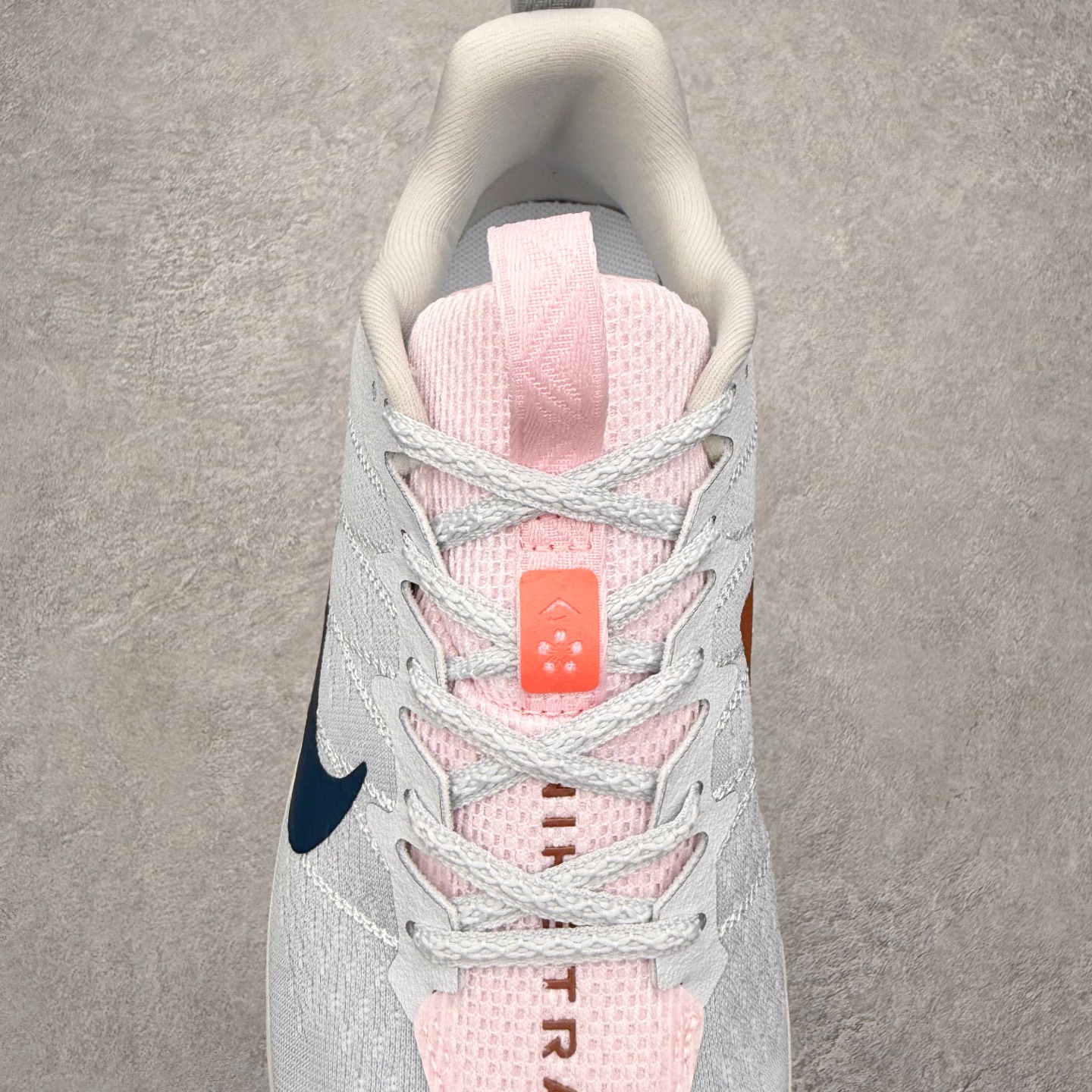 图片[5]-NK Wildhorse 10 时尚舒适防滑透气轻便 低帮跑步鞋 全面革新给我们留下了复杂的感受。我们非常喜欢升级后的做工和舒适的 ReactX 中底，但我们认为过重的重量、上涨的价格以及易碎的鞋面削弱了它的吸引力。根据我们的经验，它在轻松的越野跑和长距离跑中表现最佳，但它不再像之前的版本那样，带来灵活、有趣的体验。实拍调校N版已经零色差零失真 百分百还原实物色彩所见即所得 不存在货不对板色差等低级问题 选购参考实物拍摄 不混卖不参货 只用心做好货严格选品 承诺混一赔十 尺码：36 36.5 37.5 38 38.5 39 40 40.5 41 42 42.5 43 44 44.5 45-选品中心