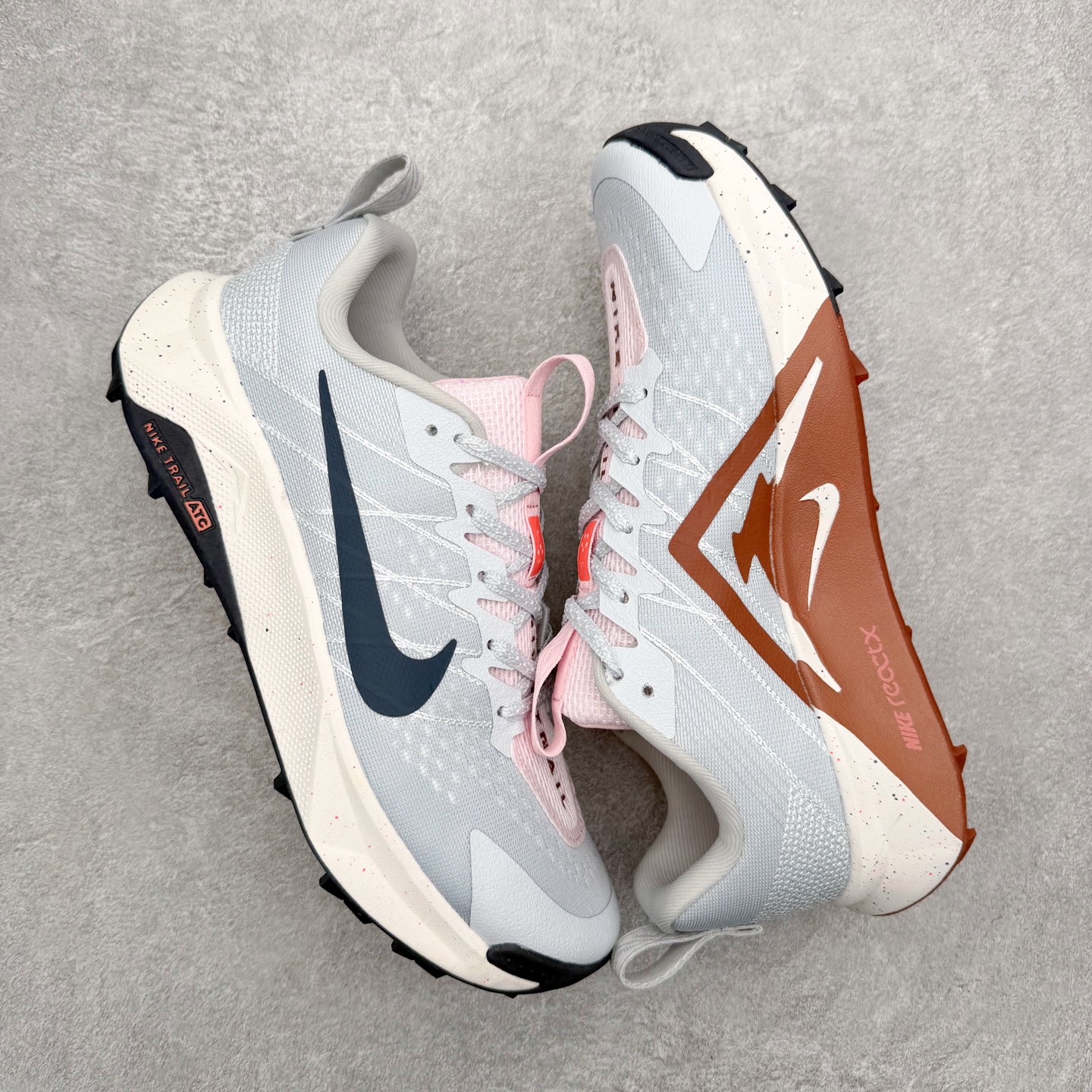 图片[3]-NK Wildhorse 10 时尚舒适防滑透气轻便 低帮跑步鞋 全面革新给我们留下了复杂的感受。我们非常喜欢升级后的做工和舒适的 ReactX 中底，但我们认为过重的重量、上涨的价格以及易碎的鞋面削弱了它的吸引力。根据我们的经验，它在轻松的越野跑和长距离跑中表现最佳，但它不再像之前的版本那样，带来灵活、有趣的体验。实拍调校N版已经零色差零失真 百分百还原实物色彩所见即所得 不存在货不对板色差等低级问题 选购参考实物拍摄 不混卖不参货 只用心做好货严格选品 承诺混一赔十 尺码：36 36.5 37.5 38 38.5 39 40 40.5 41 42 42.5 43 44 44.5 45-选品中心