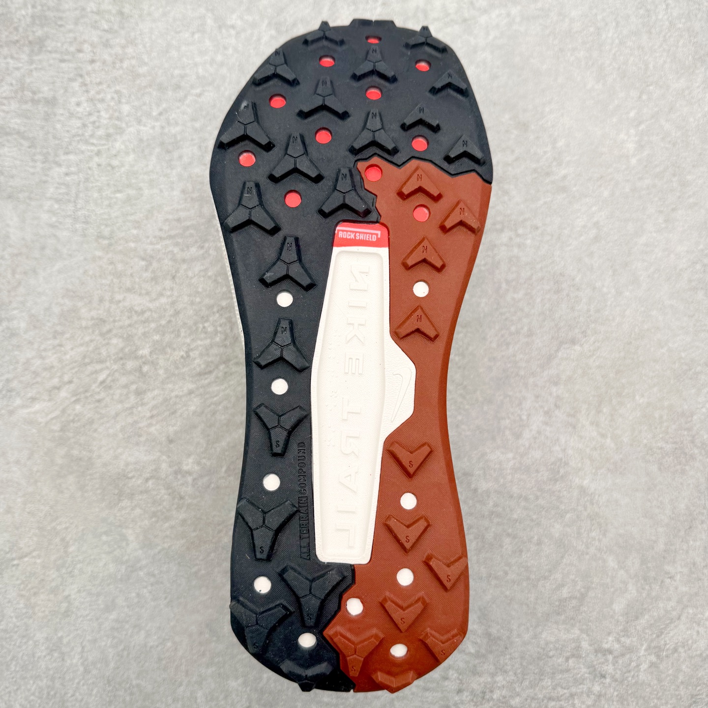 图片[9]-NK Wildhorse 10 时尚舒适防滑透气轻便 低帮跑步鞋 全面革新给我们留下了复杂的感受。我们非常喜欢升级后的做工和舒适的 ReactX 中底，但我们认为过重的重量、上涨的价格以及易碎的鞋面削弱了它的吸引力。根据我们的经验，它在轻松的越野跑和长距离跑中表现最佳，但它不再像之前的版本那样，带来灵活、有趣的体验。实拍调校N版已经零色差零失真 百分百还原实物色彩所见即所得 不存在货不对板色差等低级问题 选购参考实物拍摄 不混卖不参货 只用心做好货严格选品 承诺混一赔十 尺码：36 36.5 37.5 38 38.5 39 40 40.5 41 42 42.5 43 44 44.5 45-选品中心