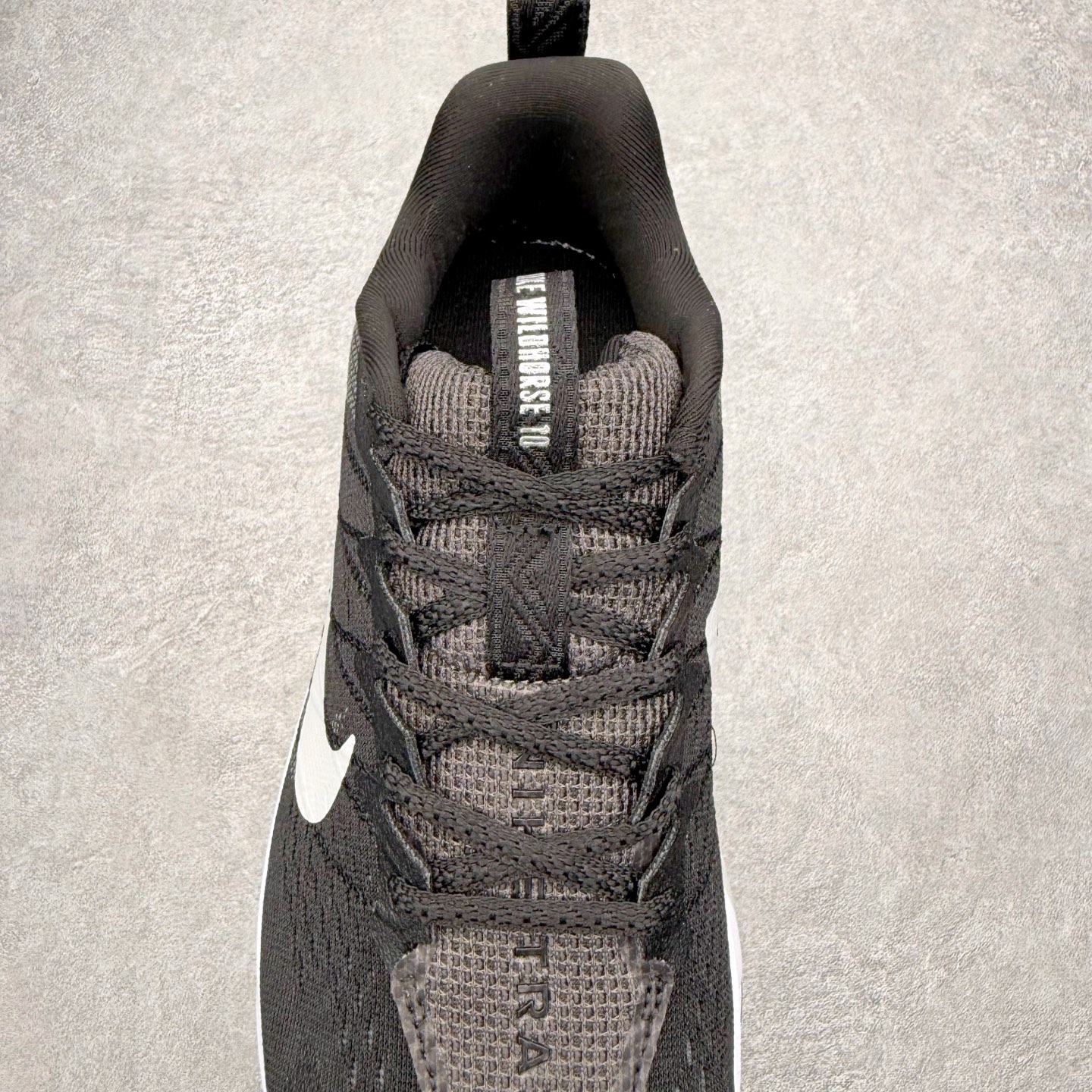 图片[5]-NK Wildhorse 10 时尚舒适防滑透气轻便 低帮跑步鞋 全面革新给我们留下了复杂的感受。我们非常喜欢升级后的做工和舒适的 ReactX 中底，但我们认为过重的重量、上涨的价格以及易碎的鞋面削弱了它的吸引力。根据我们的经验，它在轻松的越野跑和长距离跑中表现最佳，但它不再像之前的版本那样，带来灵活、有趣的体验。实拍调校N版已经零色差零失真 百分百还原实物色彩所见即所得 不存在货不对板色差等低级问题 选购参考实物拍摄 不混卖不参货 只用心做好货严格选品 承诺混一赔十 尺码：36 36.5 37.5 38 38.5 39 40 40.5 41 42 42.5 43 44 44.5 45-选品中心