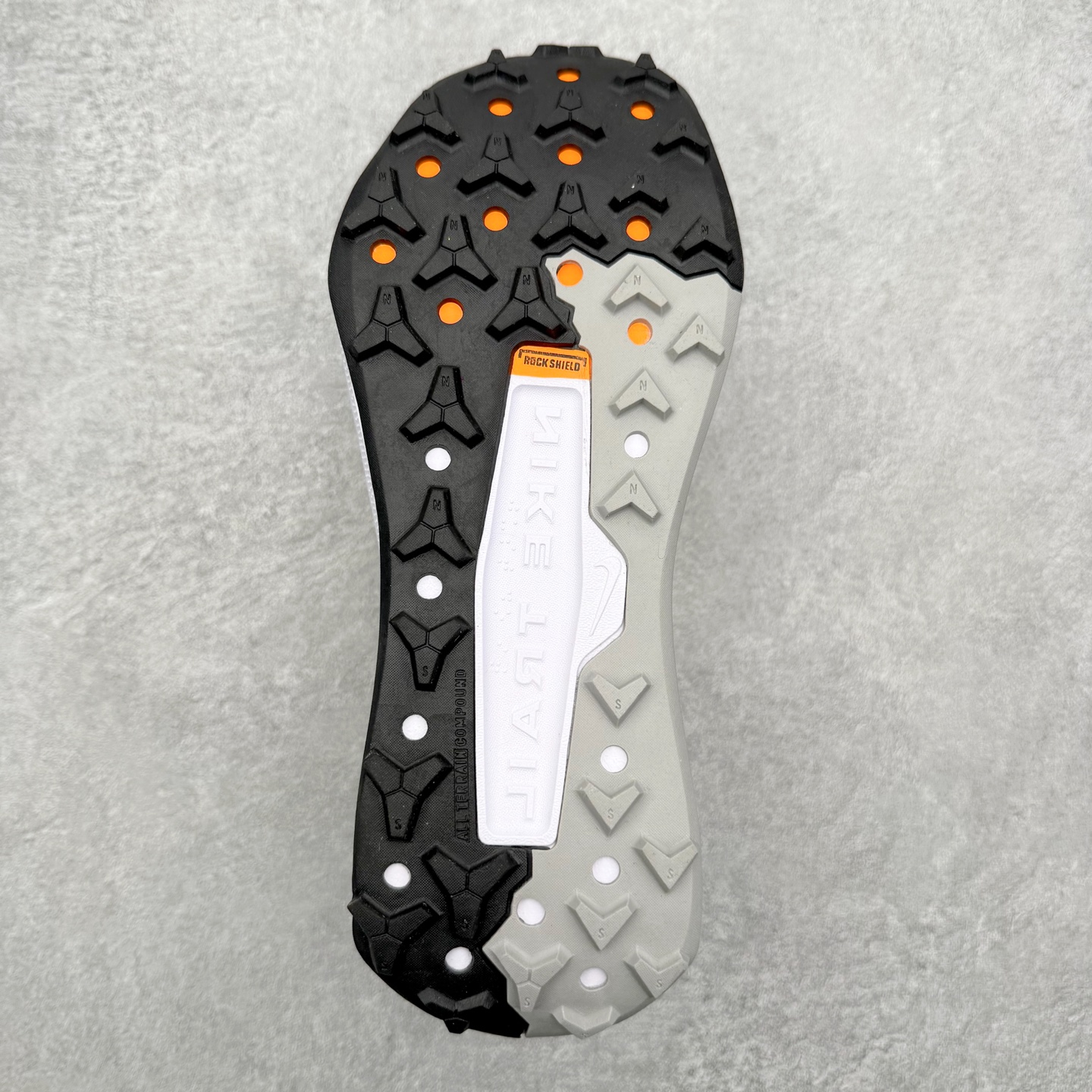 图片[9]-NK Wildhorse 10 时尚舒适防滑透气轻便 低帮跑步鞋 全面革新给我们留下了复杂的感受。我们非常喜欢升级后的做工和舒适的 ReactX 中底，但我们认为过重的重量、上涨的价格以及易碎的鞋面削弱了它的吸引力。根据我们的经验，它在轻松的越野跑和长距离跑中表现最佳，但它不再像之前的版本那样，带来灵活、有趣的体验。实拍调校N版已经零色差零失真 百分百还原实物色彩所见即所得 不存在货不对板色差等低级问题 选购参考实物拍摄 不混卖不参货 只用心做好货严格选品 承诺混一赔十 尺码：36 36.5 37.5 38 38.5 39 40 40.5 41 42 42.5 43 44 44.5 45-选品中心