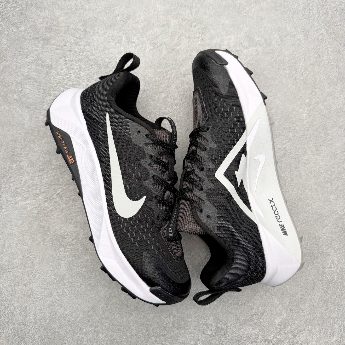 图片[3]-NK Wildhorse 10 时尚舒适防滑透气轻便 低帮跑步鞋 全面革新给我们留下了复杂的感受。我们非常喜欢升级后的做工和舒适的 ReactX 中底，但我们认为过重的重量、上涨的价格以及易碎的鞋面削弱了它的吸引力。根据我们的经验，它在轻松的越野跑和长距离跑中表现最佳，但它不再像之前的版本那样，带来灵活、有趣的体验。实拍调校N版已经零色差零失真 百分百还原实物色彩所见即所得 不存在货不对板色差等低级问题 选购参考实物拍摄 不混卖不参货 只用心做好货严格选品 承诺混一赔十 尺码：36 36.5 37.5 38 38.5 39 40 40.5 41 42 42.5 43 44 44.5 45-选品中心