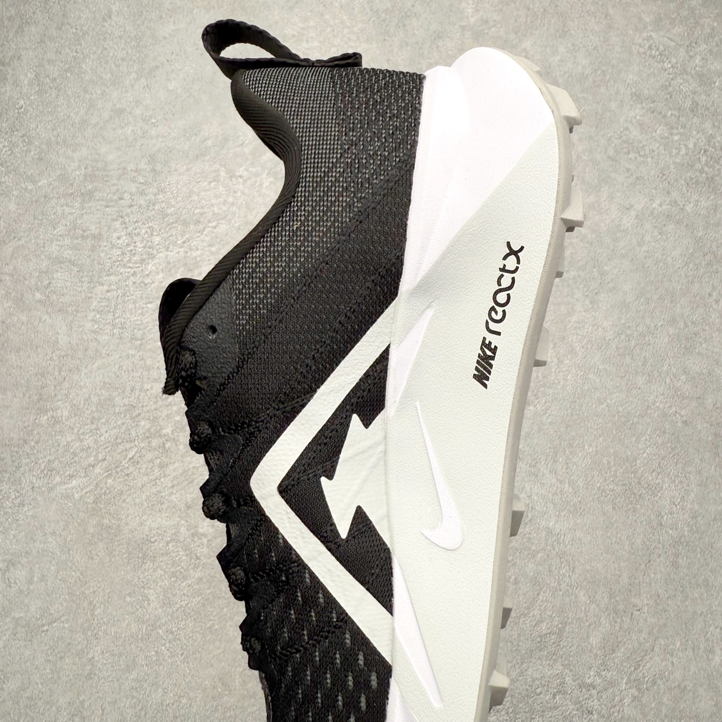 图片[7]-NK Wildhorse 10 时尚舒适防滑透气轻便 低帮跑步鞋 全面革新给我们留下了复杂的感受。我们非常喜欢升级后的做工和舒适的 ReactX 中底，但我们认为过重的重量、上涨的价格以及易碎的鞋面削弱了它的吸引力。根据我们的经验，它在轻松的越野跑和长距离跑中表现最佳，但它不再像之前的版本那样，带来灵活、有趣的体验。实拍调校N版已经零色差零失真 百分百还原实物色彩所见即所得 不存在货不对板色差等低级问题 选购参考实物拍摄 不混卖不参货 只用心做好货严格选品 承诺混一赔十 尺码：36 36.5 37.5 38 38.5 39 40 40.5 41 42 42.5 43 44 44.5 45-选品中心