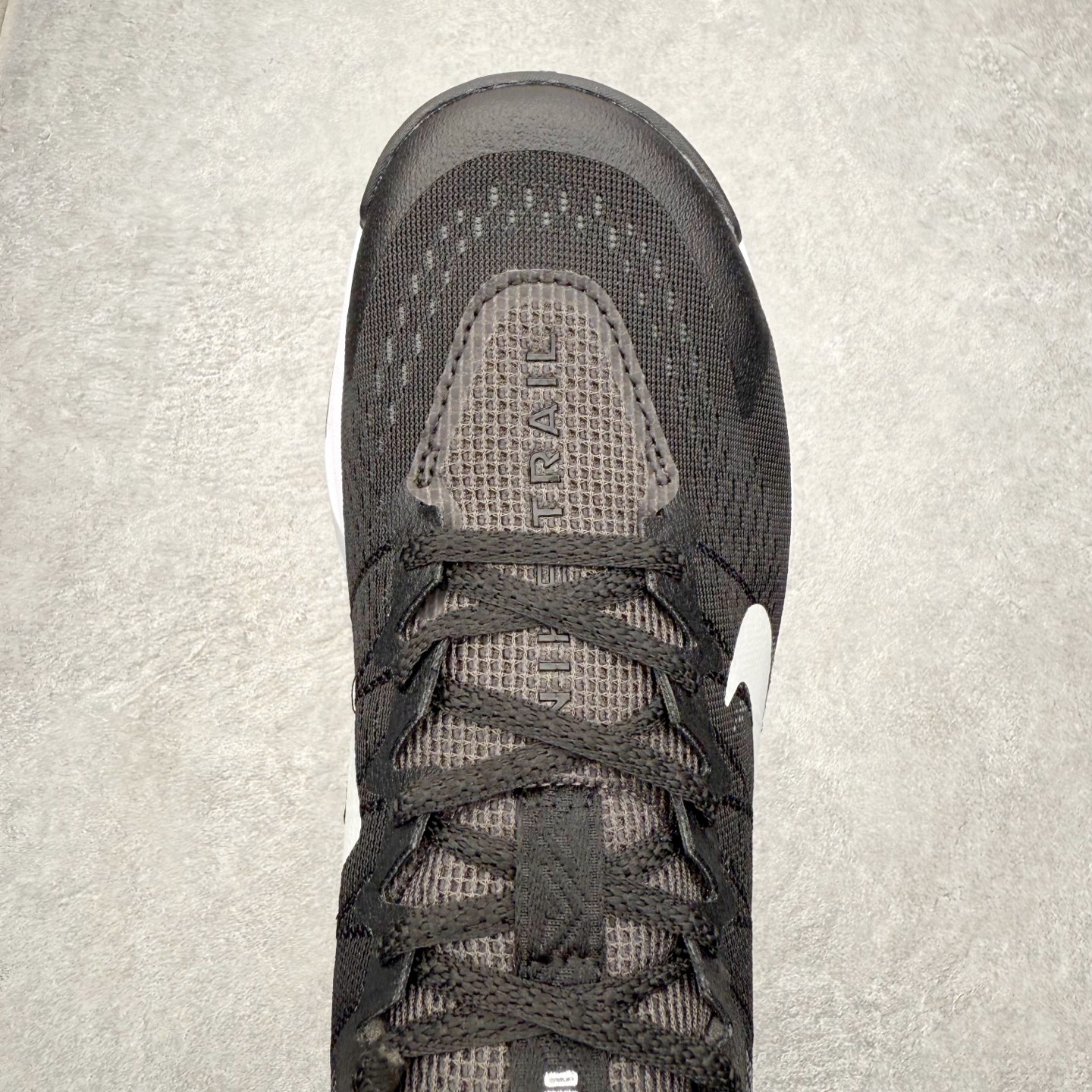 图片[4]-NK Wildhorse 10 时尚舒适防滑透气轻便 低帮跑步鞋 全面革新给我们留下了复杂的感受。我们非常喜欢升级后的做工和舒适的 ReactX 中底，但我们认为过重的重量、上涨的价格以及易碎的鞋面削弱了它的吸引力。根据我们的经验，它在轻松的越野跑和长距离跑中表现最佳，但它不再像之前的版本那样，带来灵活、有趣的体验。实拍调校N版已经零色差零失真 百分百还原实物色彩所见即所得 不存在货不对板色差等低级问题 选购参考实物拍摄 不混卖不参货 只用心做好货严格选品 承诺混一赔十 尺码：36 36.5 37.5 38 38.5 39 40 40.5 41 42 42.5 43 44 44.5 45-选品中心