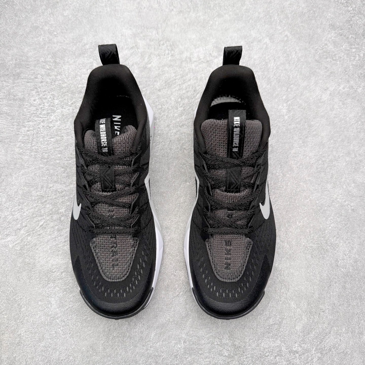 图片[2]-NK Wildhorse 10 时尚舒适防滑透气轻便 低帮跑步鞋 全面革新给我们留下了复杂的感受。我们非常喜欢升级后的做工和舒适的 ReactX 中底，但我们认为过重的重量、上涨的价格以及易碎的鞋面削弱了它的吸引力。根据我们的经验，它在轻松的越野跑和长距离跑中表现最佳，但它不再像之前的版本那样，带来灵活、有趣的体验。实拍调校N版已经零色差零失真 百分百还原实物色彩所见即所得 不存在货不对板色差等低级问题 选购参考实物拍摄 不混卖不参货 只用心做好货严格选品 承诺混一赔十 尺码：36 36.5 37.5 38 38.5 39 40 40.5 41 42 42.5 43 44 44.5 45-选品中心