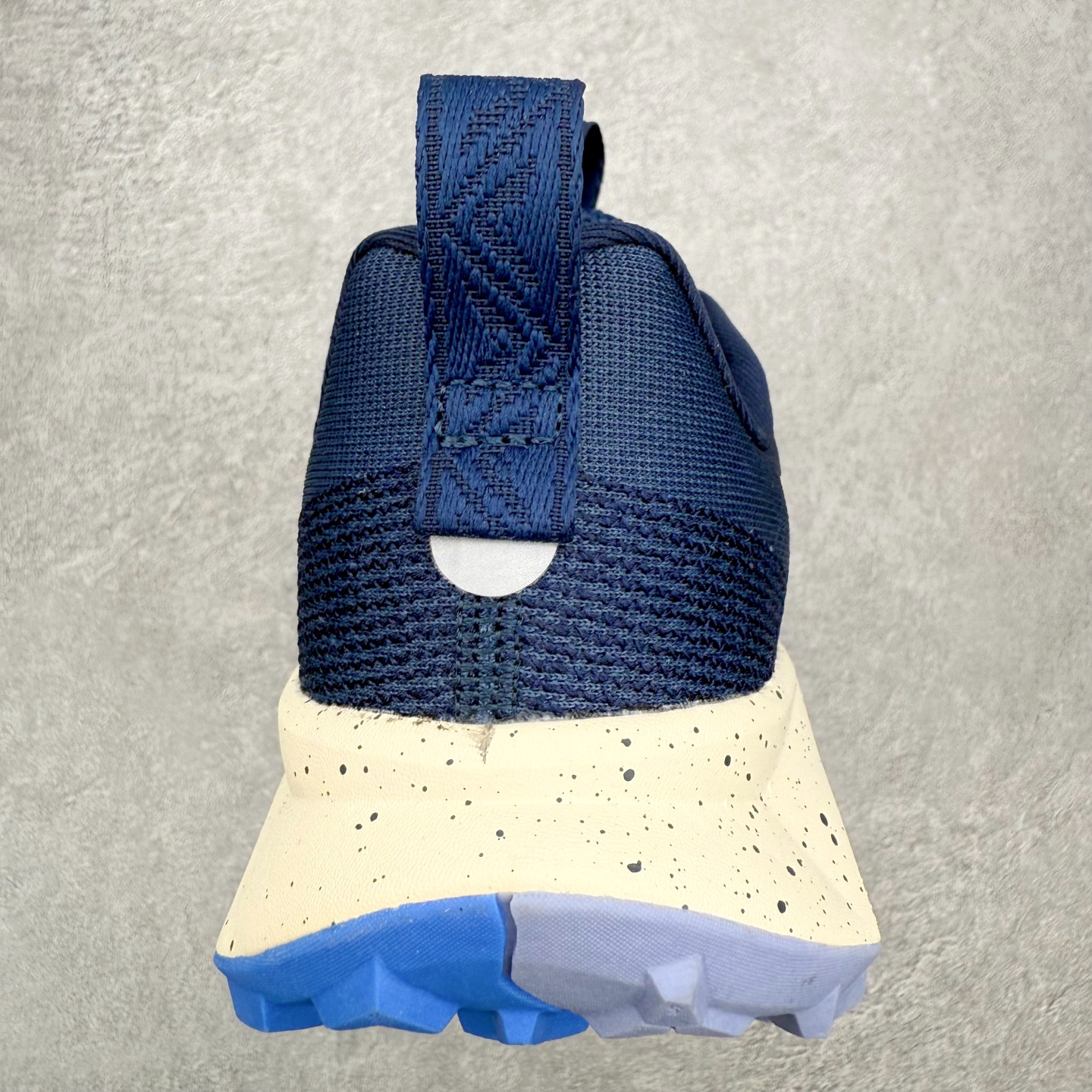 图片[8]-NK Wildhorse 10 时尚舒适防滑透气轻便 低帮跑步鞋 全面革新给我们留下了复杂的感受。我们非常喜欢升级后的做工和舒适的 ReactX 中底，但我们认为过重的重量、上涨的价格以及易碎的鞋面削弱了它的吸引力。根据我们的经验，它在轻松的越野跑和长距离跑中表现最佳，但它不再像之前的版本那样，带来灵活、有趣的体验。实拍调校N版已经零色差零失真 百分百还原实物色彩所见即所得 不存在货不对板色差等低级问题 选购参考实物拍摄 不混卖不参货 只用心做好货严格选品 承诺混一赔十 尺码：36 36.5 37.5 38 38.5 39 40 40.5 41 42 42.5 43 44 44.5 45-选品中心