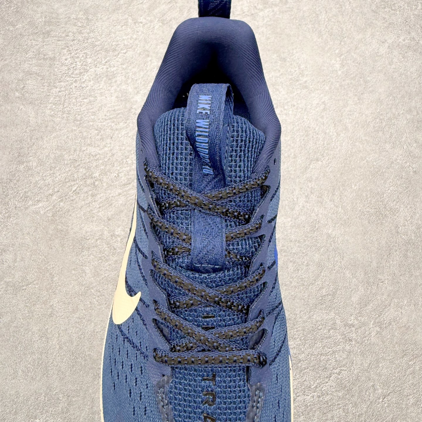 图片[5]-NK Wildhorse 10 时尚舒适防滑透气轻便 低帮跑步鞋 全面革新给我们留下了复杂的感受。我们非常喜欢升级后的做工和舒适的 ReactX 中底，但我们认为过重的重量、上涨的价格以及易碎的鞋面削弱了它的吸引力。根据我们的经验，它在轻松的越野跑和长距离跑中表现最佳，但它不再像之前的版本那样，带来灵活、有趣的体验。实拍调校N版已经零色差零失真 百分百还原实物色彩所见即所得 不存在货不对板色差等低级问题 选购参考实物拍摄 不混卖不参货 只用心做好货严格选品 承诺混一赔十 尺码：36 36.5 37.5 38 38.5 39 40 40.5 41 42 42.5 43 44 44.5 45-选品中心