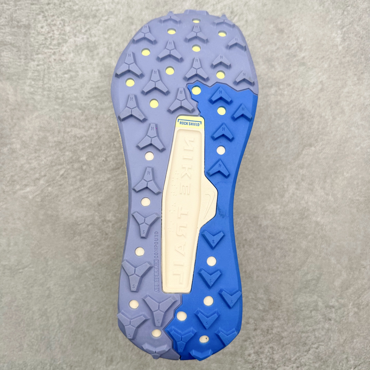 图片[9]-NK Wildhorse 10 时尚舒适防滑透气轻便 低帮跑步鞋 全面革新给我们留下了复杂的感受。我们非常喜欢升级后的做工和舒适的 ReactX 中底，但我们认为过重的重量、上涨的价格以及易碎的鞋面削弱了它的吸引力。根据我们的经验，它在轻松的越野跑和长距离跑中表现最佳，但它不再像之前的版本那样，带来灵活、有趣的体验。实拍调校N版已经零色差零失真 百分百还原实物色彩所见即所得 不存在货不对板色差等低级问题 选购参考实物拍摄 不混卖不参货 只用心做好货严格选品 承诺混一赔十 尺码：36 36.5 37.5 38 38.5 39 40 40.5 41 42 42.5 43 44 44.5 45-选品中心