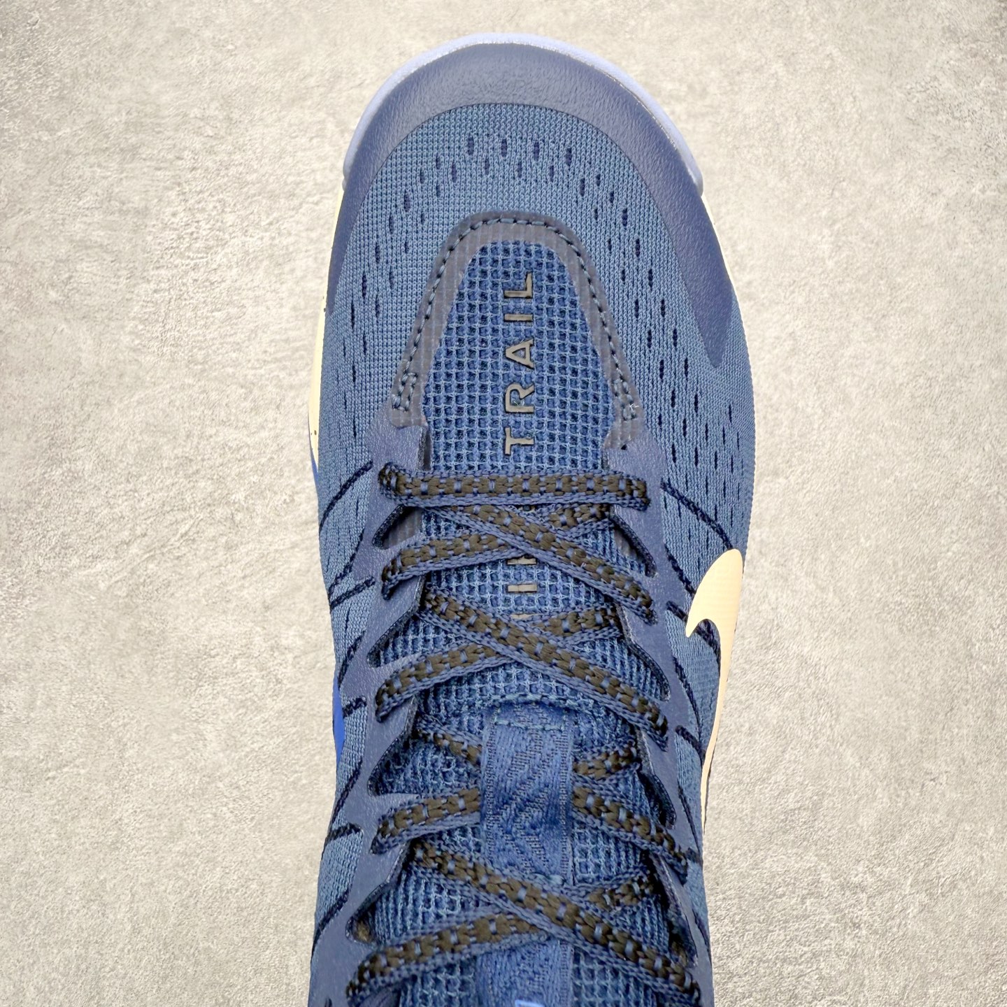 图片[4]-NK Wildhorse 10 时尚舒适防滑透气轻便 低帮跑步鞋 全面革新给我们留下了复杂的感受。我们非常喜欢升级后的做工和舒适的 ReactX 中底，但我们认为过重的重量、上涨的价格以及易碎的鞋面削弱了它的吸引力。根据我们的经验，它在轻松的越野跑和长距离跑中表现最佳，但它不再像之前的版本那样，带来灵活、有趣的体验。实拍调校N版已经零色差零失真 百分百还原实物色彩所见即所得 不存在货不对板色差等低级问题 选购参考实物拍摄 不混卖不参货 只用心做好货严格选品 承诺混一赔十 尺码：36 36.5 37.5 38 38.5 39 40 40.5 41 42 42.5 43 44 44.5 45-选品中心