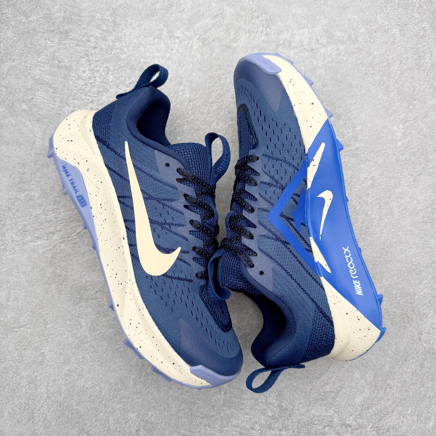 图片[3]-NK Wildhorse 10 时尚舒适防滑透气轻便 低帮跑步鞋 全面革新给我们留下了复杂的感受。我们非常喜欢升级后的做工和舒适的 ReactX 中底，但我们认为过重的重量、上涨的价格以及易碎的鞋面削弱了它的吸引力。根据我们的经验，它在轻松的越野跑和长距离跑中表现最佳，但它不再像之前的版本那样，带来灵活、有趣的体验。实拍调校N版已经零色差零失真 百分百还原实物色彩所见即所得 不存在货不对板色差等低级问题 选购参考实物拍摄 不混卖不参货 只用心做好货严格选品 承诺混一赔十 尺码：36 36.5 37.5 38 38.5 39 40 40.5 41 42 42.5 43 44 44.5 45-选品中心