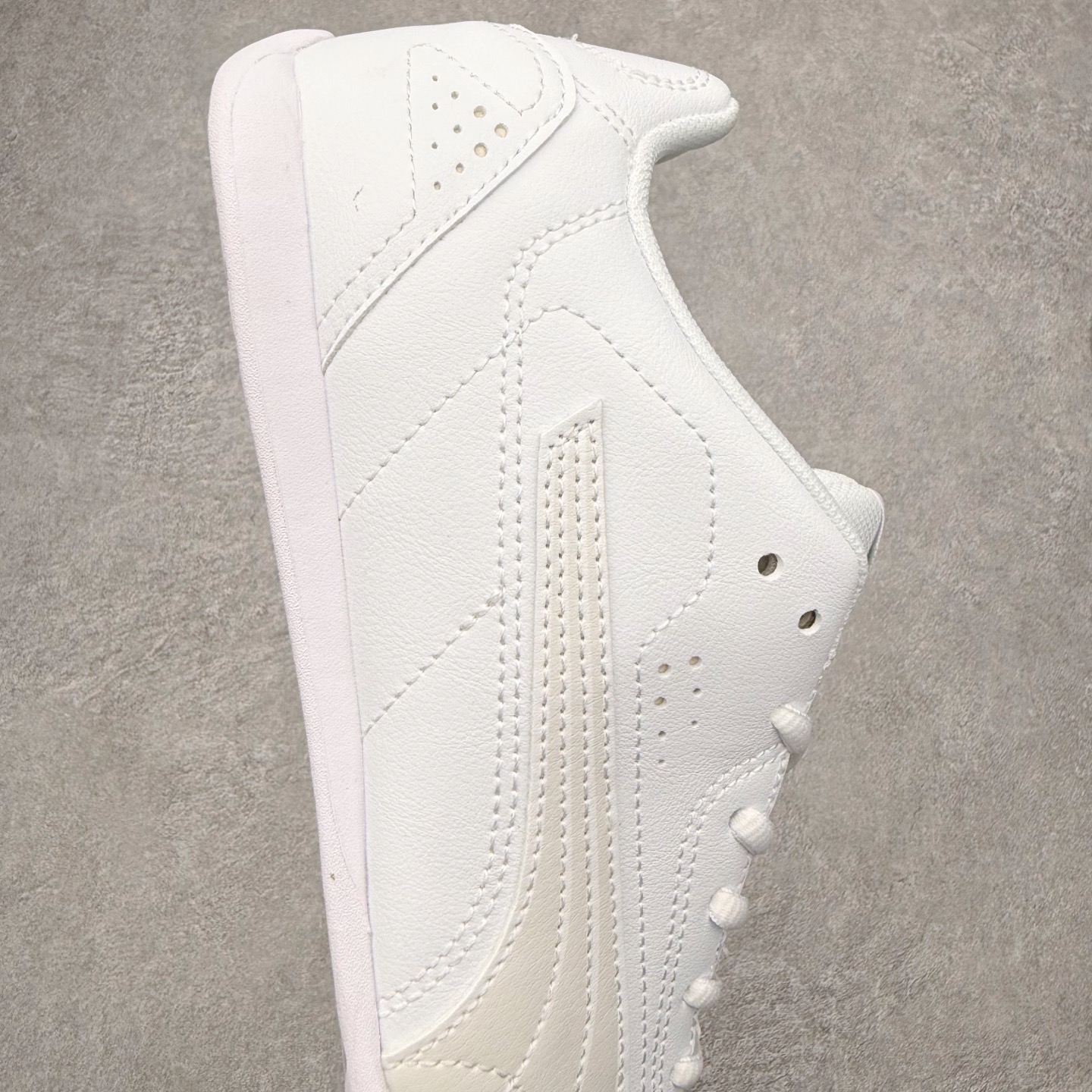 图片[6]-PUMA彪马 Catch 舒适时尚耐磨低帮生活休闲鞋 男女同款 彪马（Puma）是全球著名的运动品牌，中文作彪马，意为美洲狮，由创始人鲁道夫•达斯勒（Rudolf Dassler）于1948年在德国建立了这个品牌，数十年来PUMA一直在运动界位居要角，近几年来更成功的结合运动、休闲，时尚为一体，跃升为年轻人最爱品牌之一。实拍调校N版已经零色差零失真 百分百还原实物色彩所见即所得 不存在货不对板色差等低级问题 选购参考实物拍摄 不混卖不参货 只用心做好货严格选品 承诺混一赔十 尺码：36 36.5 37.5 38 38.5 39 40 40.5 41 42 42.5 43 44 44.5 45-选品中心