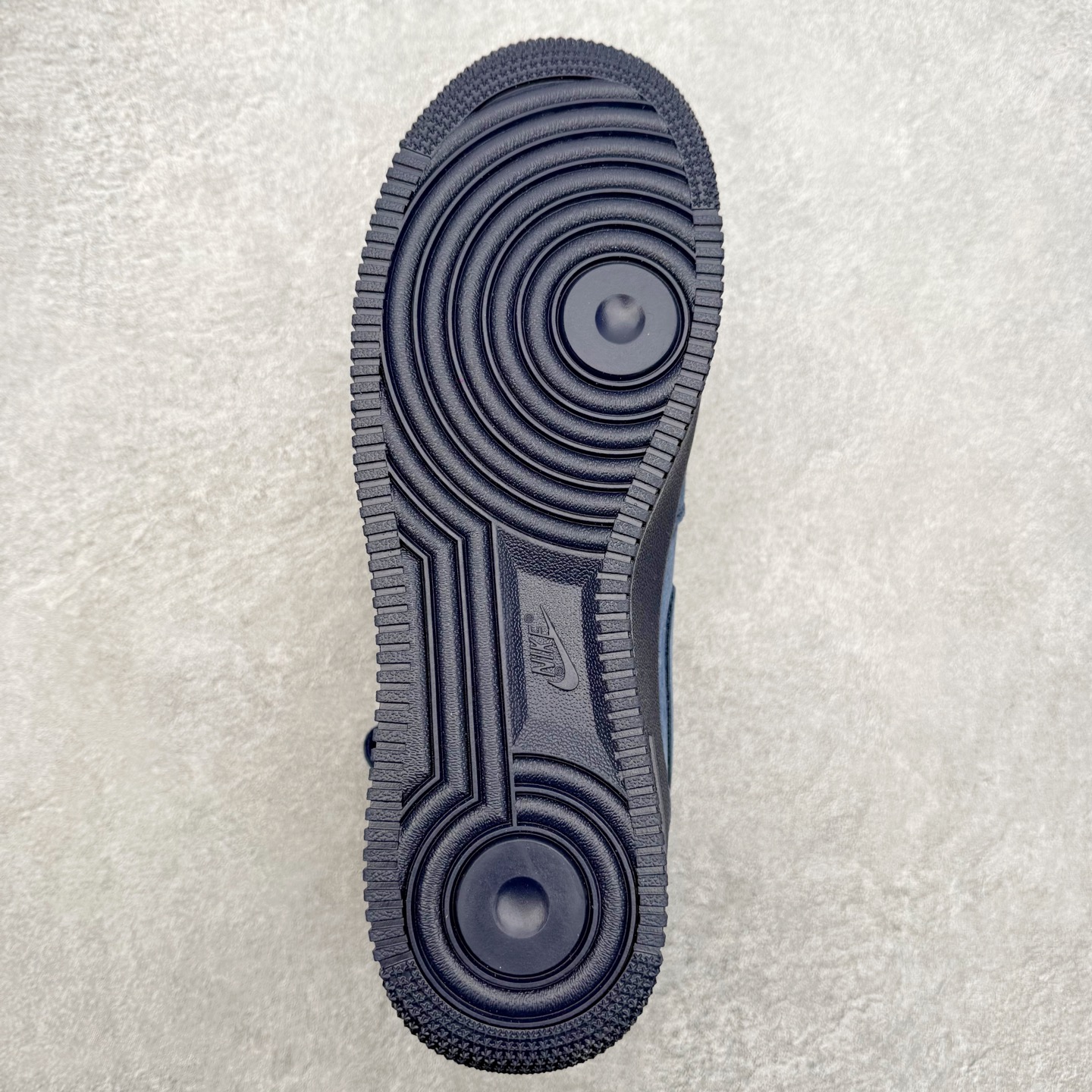 图片[9]-NK Air Force 1´07 Mid 空军一号中帮百搭休闲运动板鞋 DV0788-006 柔软、弹性十足的缓震性能和出色的中底设计 横跨复古与现代的外型结合 造就出风靡全球 三十多年的Force 1 直到今天还深受青睐 实拍调校N版已经零色差零失真 百分百还原实物色彩所见即所得 不存在货不对板色差等低级问题 选购参考实物拍摄 不混卖不参货 只用心做好货严格选品 承诺混一赔十 尺码：36 36.5 37.5 38 38.5 39 40 40.5 41 42 42.5 43 44 44.5 45-选品中心