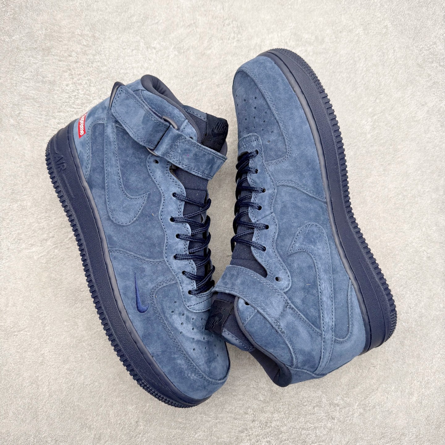 图片[3]-NK Air Force 1´07 Mid 空军一号中帮百搭休闲运动板鞋 DV0788-006 柔软、弹性十足的缓震性能和出色的中底设计 横跨复古与现代的外型结合 造就出风靡全球 三十多年的Force 1 直到今天还深受青睐 实拍调校N版已经零色差零失真 百分百还原实物色彩所见即所得 不存在货不对板色差等低级问题 选购参考实物拍摄 不混卖不参货 只用心做好货严格选品 承诺混一赔十 尺码：36 36.5 37.5 38 38.5 39 40 40.5 41 42 42.5 43 44 44.5 45-选品中心