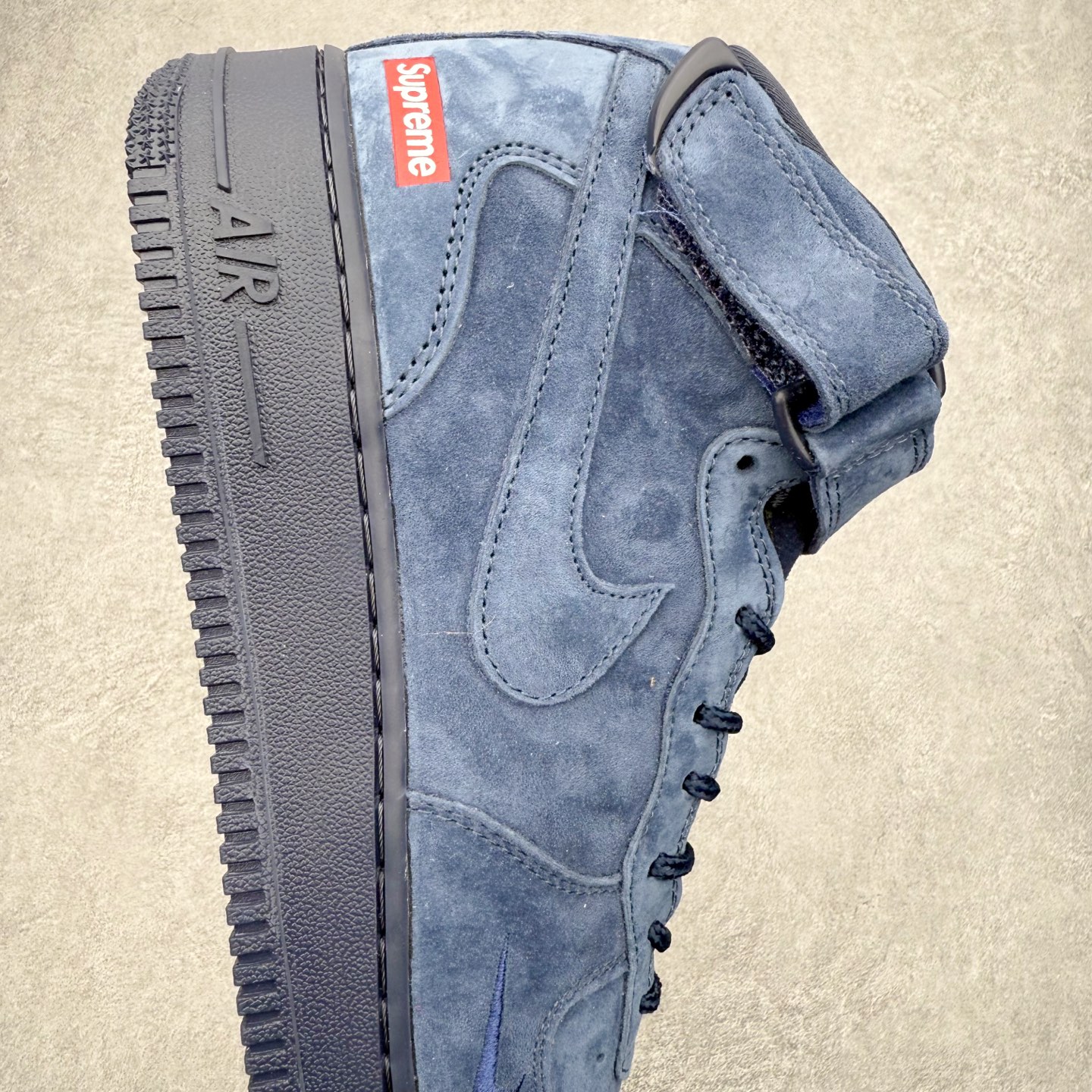 图片[6]-NK Air Force 1´07 Mid 空军一号中帮百搭休闲运动板鞋 DV0788-006 柔软、弹性十足的缓震性能和出色的中底设计 横跨复古与现代的外型结合 造就出风靡全球 三十多年的Force 1 直到今天还深受青睐 实拍调校N版已经零色差零失真 百分百还原实物色彩所见即所得 不存在货不对板色差等低级问题 选购参考实物拍摄 不混卖不参货 只用心做好货严格选品 承诺混一赔十 尺码：36 36.5 37.5 38 38.5 39 40 40.5 41 42 42.5 43 44 44.5 45-选品中心