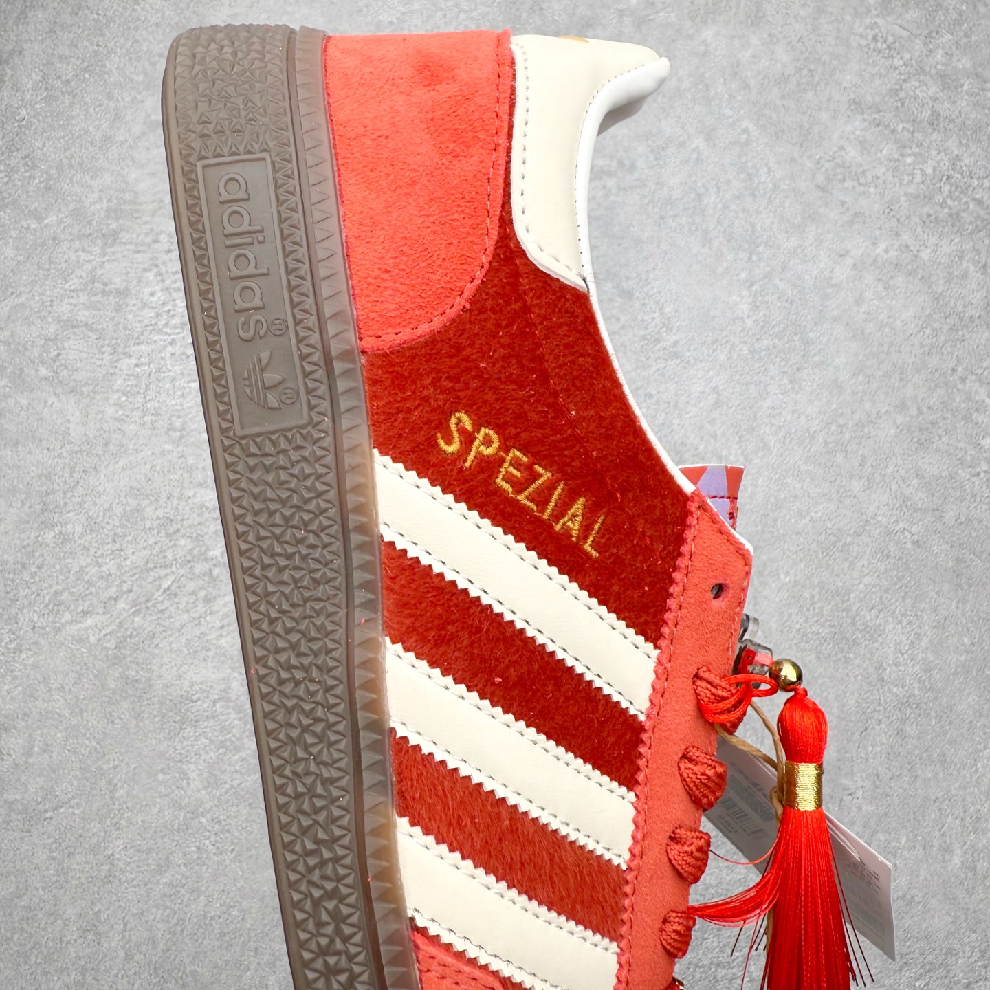 图片[6]-AD Originals Handball SPZL 手球运动员系列百搭休闲运动板鞋 KJ6299 这款来自阿迪达斯的这款HANDBALL SPZL前身是一双手球运动鞋，这一次拿来复刻，所以鞋面的主要色彩选用了黑色， 鞋面外侧除了Spezial字母之外还有三叶草标志。Handball SPZL作为复古手球训练鞋与作为室内足球鞋的Samba有着异曲同工之处，但是质感更为出众的鞋身以及丰富的配色选择比起Samba来讲可以说是更胜一筹了！尺码：36 36⅔ 37⅓ 38 38⅔ 39⅓ 40 40⅔ 41⅓ 42 42⅔ 43⅓ 44 45-选品中心