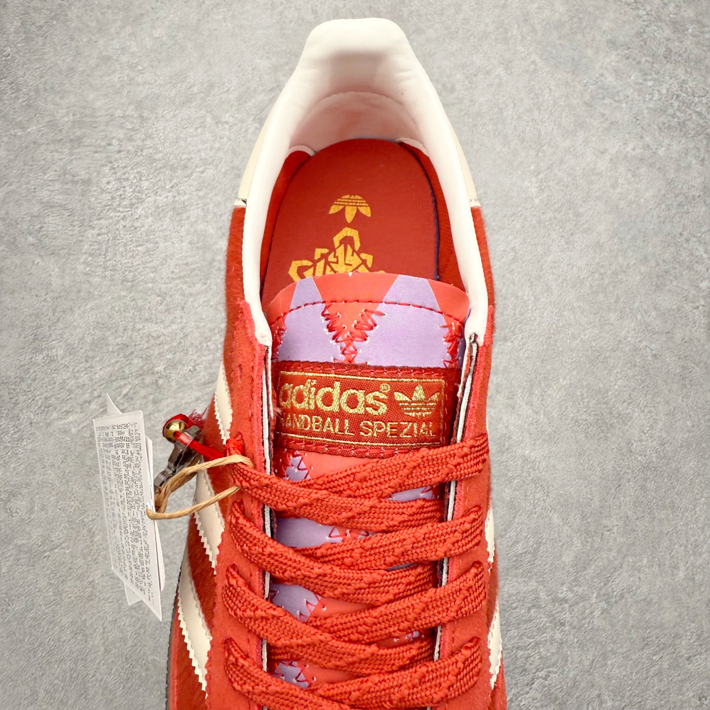 图片[5]-AD Originals Handball SPZL 手球运动员系列百搭休闲运动板鞋 KJ6299 这款来自阿迪达斯的这款HANDBALL SPZL前身是一双手球运动鞋，这一次拿来复刻，所以鞋面的主要色彩选用了黑色， 鞋面外侧除了Spezial字母之外还有三叶草标志。Handball SPZL作为复古手球训练鞋与作为室内足球鞋的Samba有着异曲同工之处，但是质感更为出众的鞋身以及丰富的配色选择比起Samba来讲可以说是更胜一筹了！尺码：36 36⅔ 37⅓ 38 38⅔ 39⅓ 40 40⅔ 41⅓ 42 42⅔ 43⅓ 44 45-选品中心