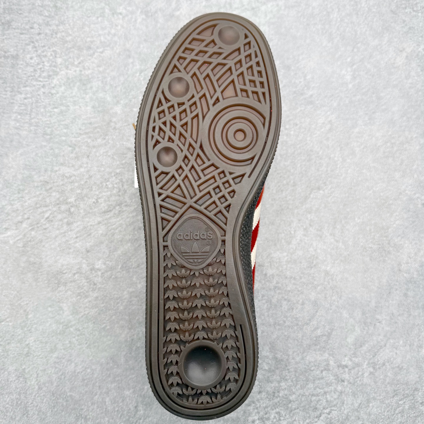 图片[9]-AD Originals Handball SPZL 手球运动员系列百搭休闲运动板鞋 KJ6299 这款来自阿迪达斯的这款HANDBALL SPZL前身是一双手球运动鞋，这一次拿来复刻，所以鞋面的主要色彩选用了黑色， 鞋面外侧除了Spezial字母之外还有三叶草标志。Handball SPZL作为复古手球训练鞋与作为室内足球鞋的Samba有着异曲同工之处，但是质感更为出众的鞋身以及丰富的配色选择比起Samba来讲可以说是更胜一筹了！尺码：36 36⅔ 37⅓ 38 38⅔ 39⅓ 40 40⅔ 41⅓ 42 42⅔ 43⅓ 44 45-选品中心