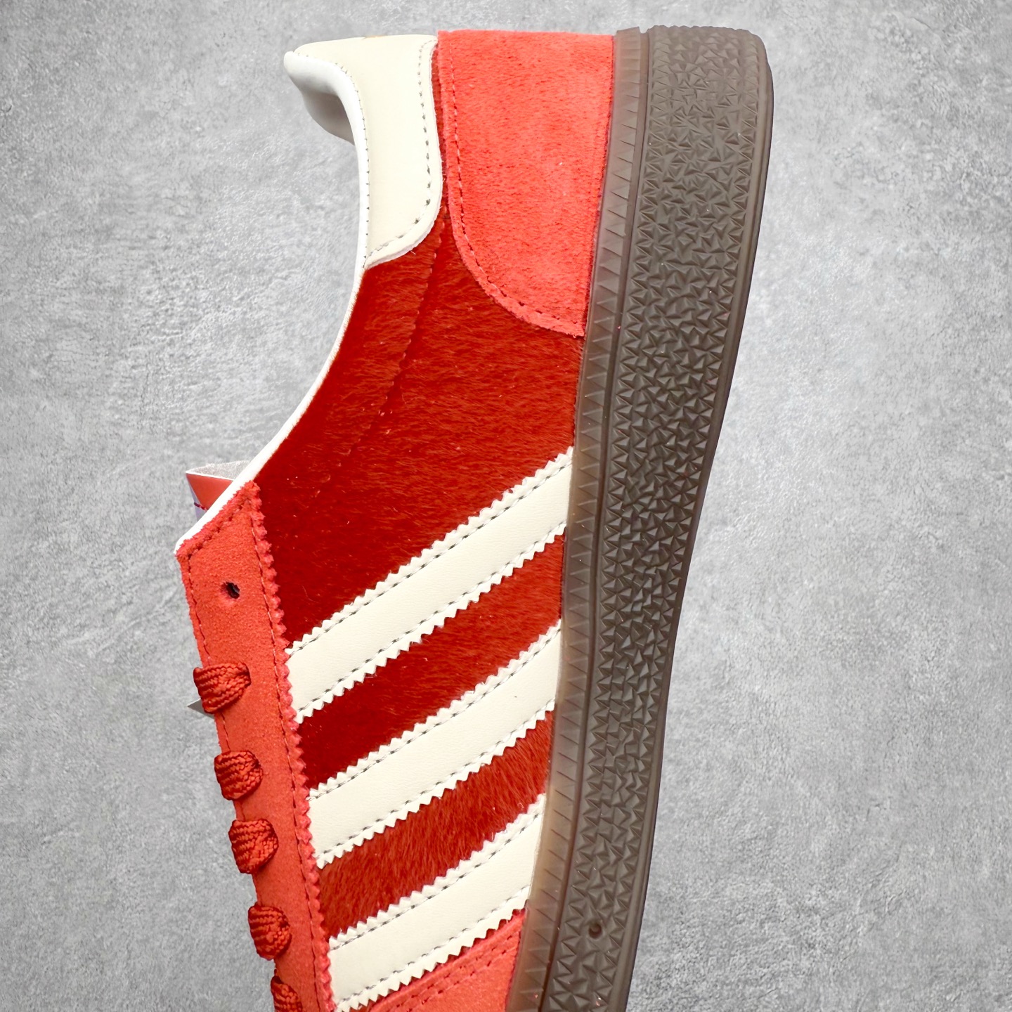 图片[7]-AD Originals Handball SPZL 手球运动员系列百搭休闲运动板鞋 KJ6299 这款来自阿迪达斯的这款HANDBALL SPZL前身是一双手球运动鞋，这一次拿来复刻，所以鞋面的主要色彩选用了黑色， 鞋面外侧除了Spezial字母之外还有三叶草标志。Handball SPZL作为复古手球训练鞋与作为室内足球鞋的Samba有着异曲同工之处，但是质感更为出众的鞋身以及丰富的配色选择比起Samba来讲可以说是更胜一筹了！尺码：36 36⅔ 37⅓ 38 38⅔ 39⅓ 40 40⅔ 41⅓ 42 42⅔ 43⅓ 44 45-选品中心