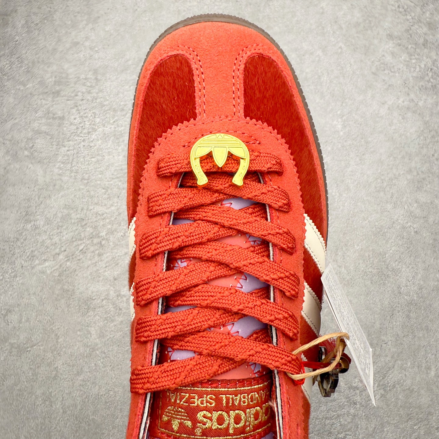 图片[4]-AD Originals Handball SPZL 手球运动员系列百搭休闲运动板鞋 KJ6299 这款来自阿迪达斯的这款HANDBALL SPZL前身是一双手球运动鞋，这一次拿来复刻，所以鞋面的主要色彩选用了黑色， 鞋面外侧除了Spezial字母之外还有三叶草标志。Handball SPZL作为复古手球训练鞋与作为室内足球鞋的Samba有着异曲同工之处，但是质感更为出众的鞋身以及丰富的配色选择比起Samba来讲可以说是更胜一筹了！尺码：36 36⅔ 37⅓ 38 38⅔ 39⅓ 40 40⅔ 41⅓ 42 42⅔ 43⅓ 44 45-选品中心