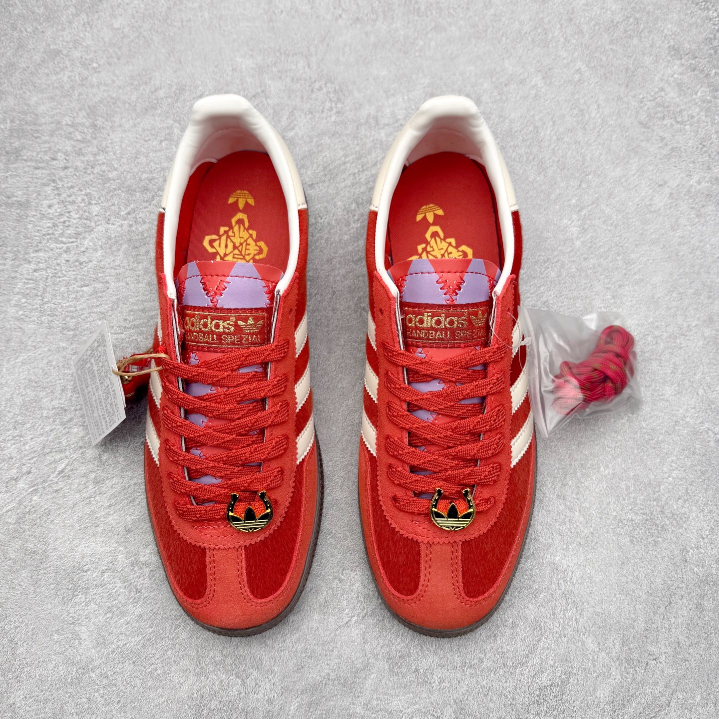 图片[2]-AD Originals Handball SPZL 手球运动员系列百搭休闲运动板鞋 KJ6299 这款来自阿迪达斯的这款HANDBALL SPZL前身是一双手球运动鞋，这一次拿来复刻，所以鞋面的主要色彩选用了黑色， 鞋面外侧除了Spezial字母之外还有三叶草标志。Handball SPZL作为复古手球训练鞋与作为室内足球鞋的Samba有着异曲同工之处，但是质感更为出众的鞋身以及丰富的配色选择比起Samba来讲可以说是更胜一筹了！尺码：36 36⅔ 37⅓ 38 38⅔ 39⅓ 40 40⅔ 41⅓ 42 42⅔ 43⅓ 44 45-选品中心