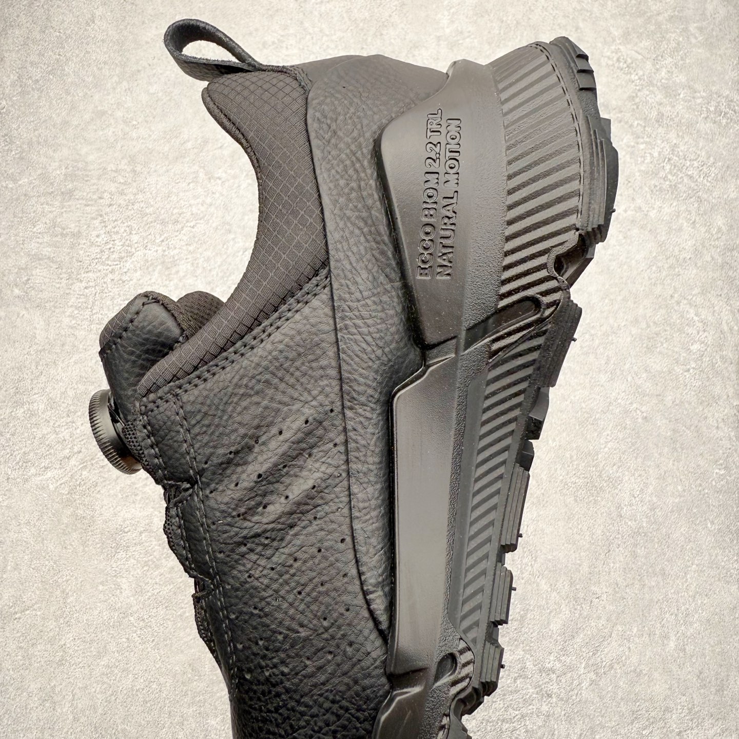 图片[7]-ECCO爱步跑步鞋百搭舒适 秋冬新款厚底休闲运动鞋男鞋 灵动系列 黄景瑜同款 品质牛皮鞋面，轻盈柔韧 具有良好的透气性 细腻柔软 简约系带设计 可自由调节松紧 贴合脚型 PU泡沫橡胶大底 抓地力强 具有良好的防滑耐磨性 时尚简约 休闲百搭 尺码：38 39 40 41 42 43 44 （皮鞋码）-选品中心