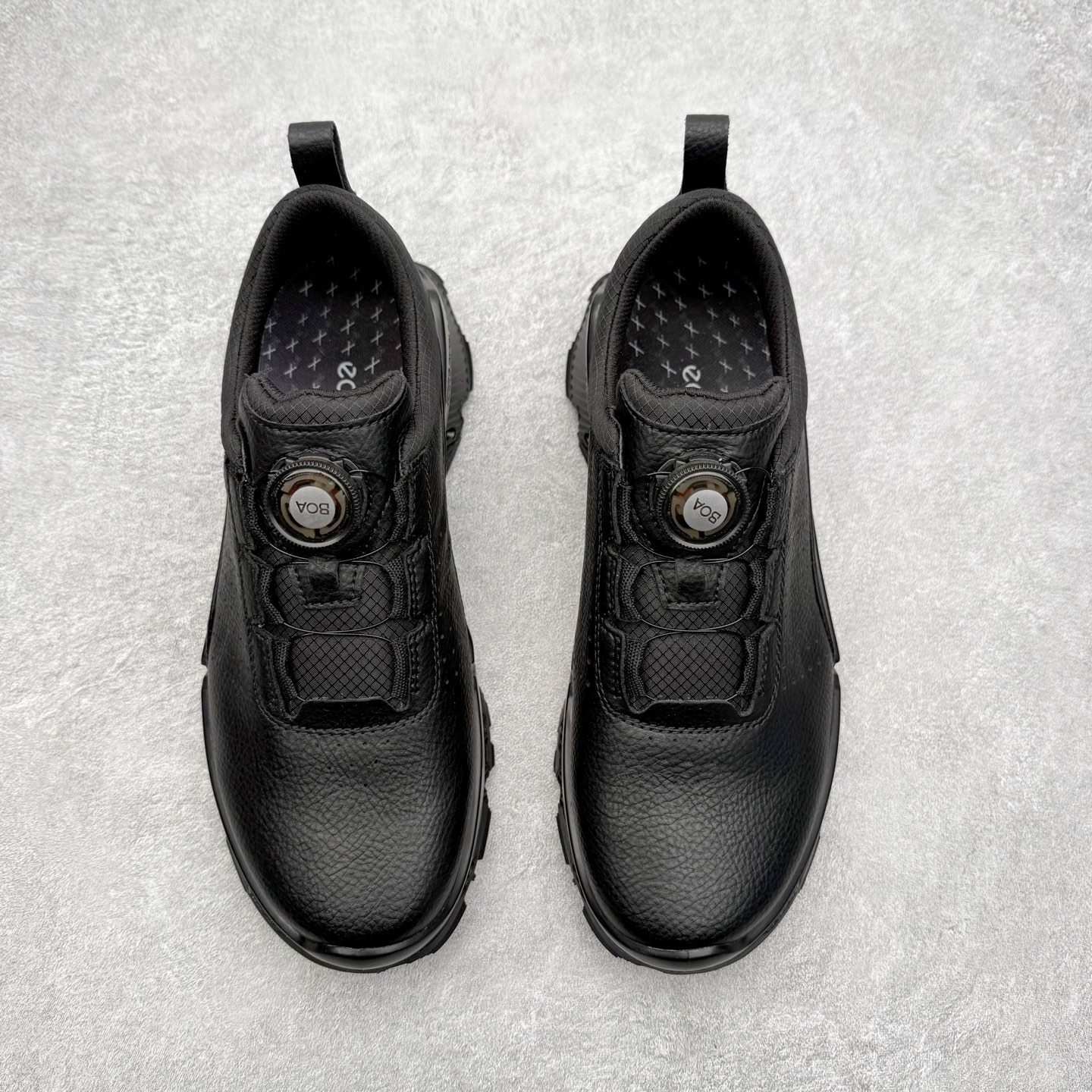 图片[2]-ECCO爱步跑步鞋百搭舒适 秋冬新款厚底休闲运动鞋男鞋 灵动系列 黄景瑜同款 品质牛皮鞋面，轻盈柔韧 具有良好的透气性 细腻柔软 简约系带设计 可自由调节松紧 贴合脚型 PU泡沫橡胶大底 抓地力强 具有良好的防滑耐磨性 时尚简约 休闲百搭 尺码：38 39 40 41 42 43 44 （皮鞋码）-选品中心