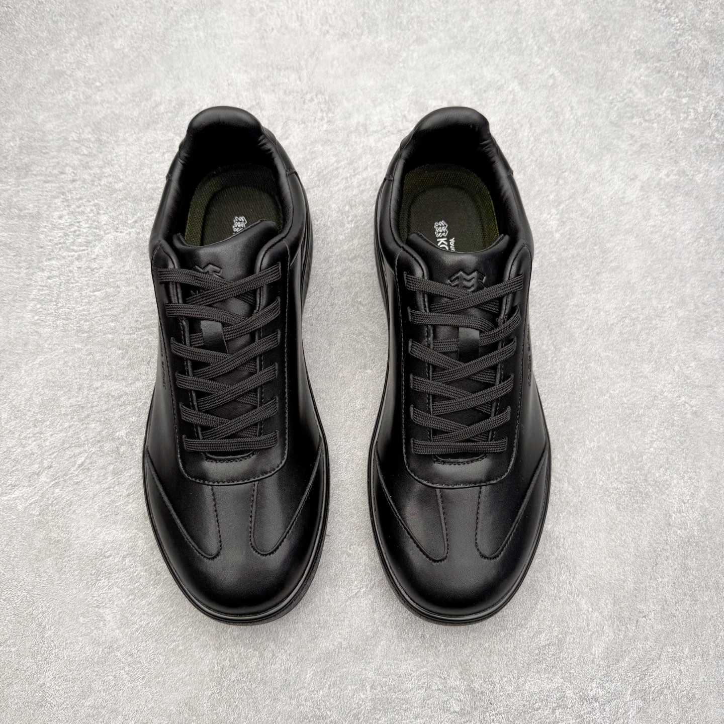 图片[2]-ECCO爱步跑步鞋百搭舒适 秋冬新款厚底休闲运动鞋男鞋 灵动系列 黄景瑜同款 品质牛皮鞋面，轻盈柔韧 具有良好的透气性 细腻柔软 简约系带设计 可自由调节松紧 贴合脚型 PU泡沫橡胶大底 抓地力强 具有良好的防滑耐磨性 时尚简约 休闲百搭 尺码：38 39 40 41 42 43 44 （皮鞋码）-选品中心