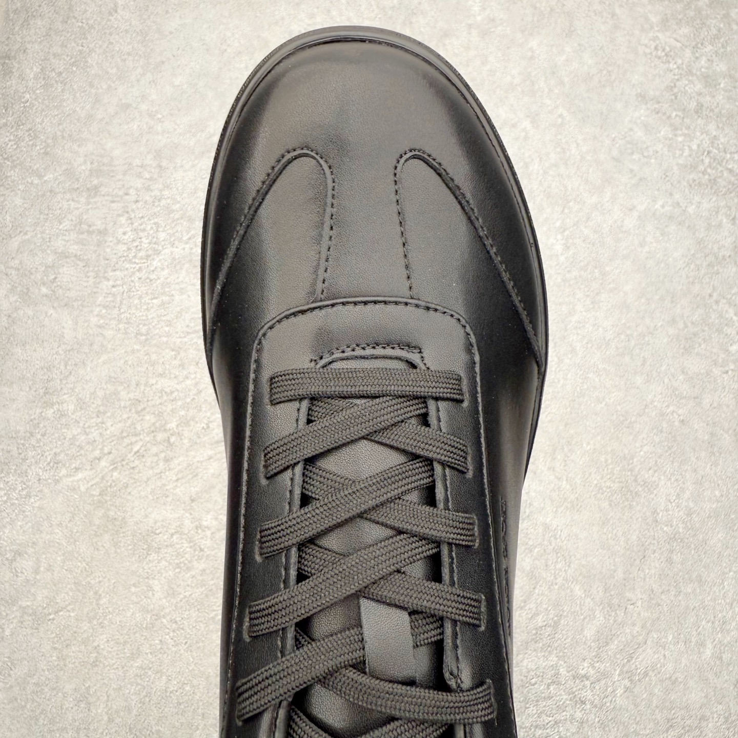 图片[4]-ECCO爱步跑步鞋百搭舒适 秋冬新款厚底休闲运动鞋男鞋 灵动系列 黄景瑜同款 品质牛皮鞋面，轻盈柔韧 具有良好的透气性 细腻柔软 简约系带设计 可自由调节松紧 贴合脚型 PU泡沫橡胶大底 抓地力强 具有良好的防滑耐磨性 时尚简约 休闲百搭 尺码：38 39 40 41 42 43 44 （皮鞋码）-选品中心