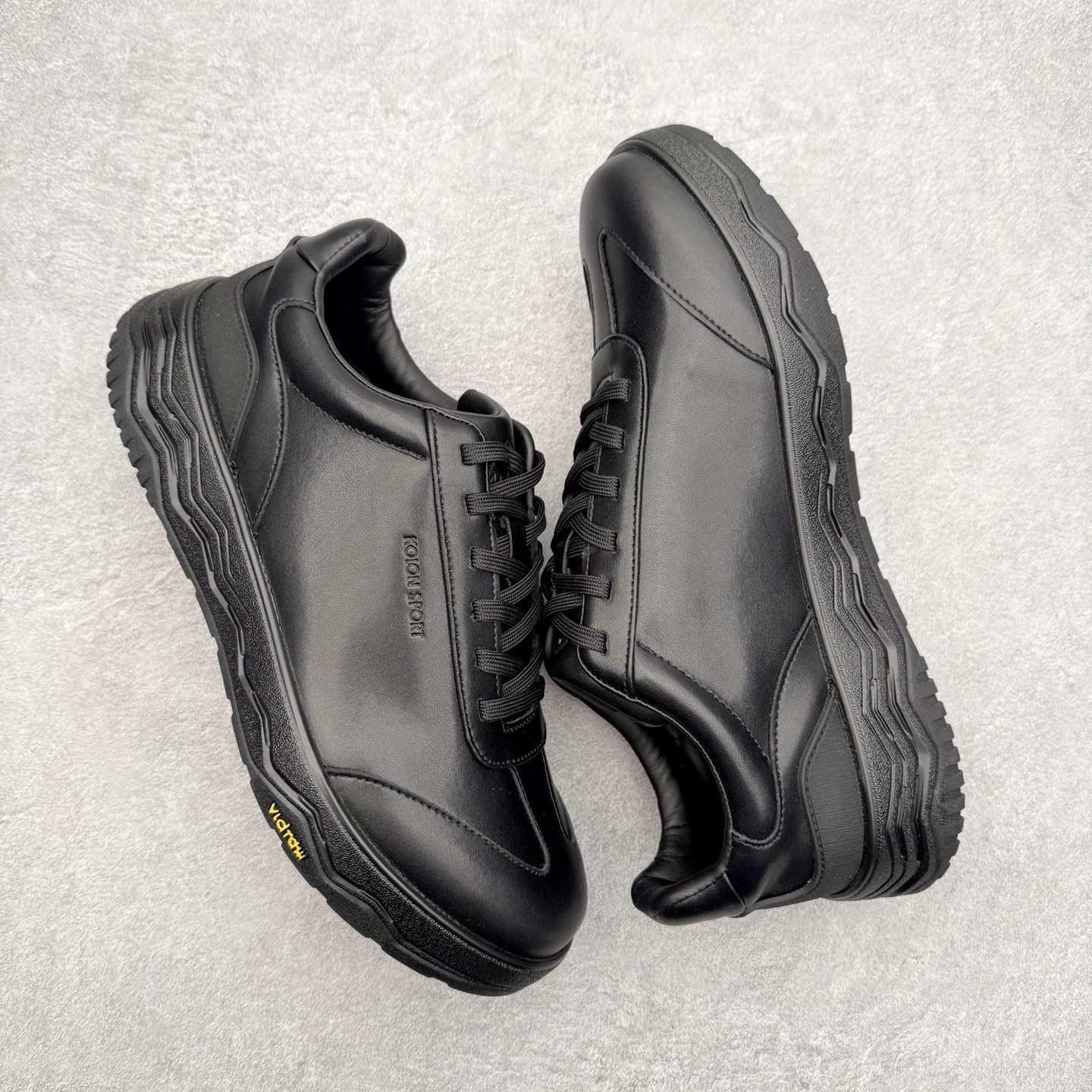 图片[3]-ECCO爱步跑步鞋百搭舒适 秋冬新款厚底休闲运动鞋男鞋 灵动系列 黄景瑜同款 品质牛皮鞋面，轻盈柔韧 具有良好的透气性 细腻柔软 简约系带设计 可自由调节松紧 贴合脚型 PU泡沫橡胶大底 抓地力强 具有良好的防滑耐磨性 时尚简约 休闲百搭 尺码：38 39 40 41 42 43 44 （皮鞋码）-选品中心