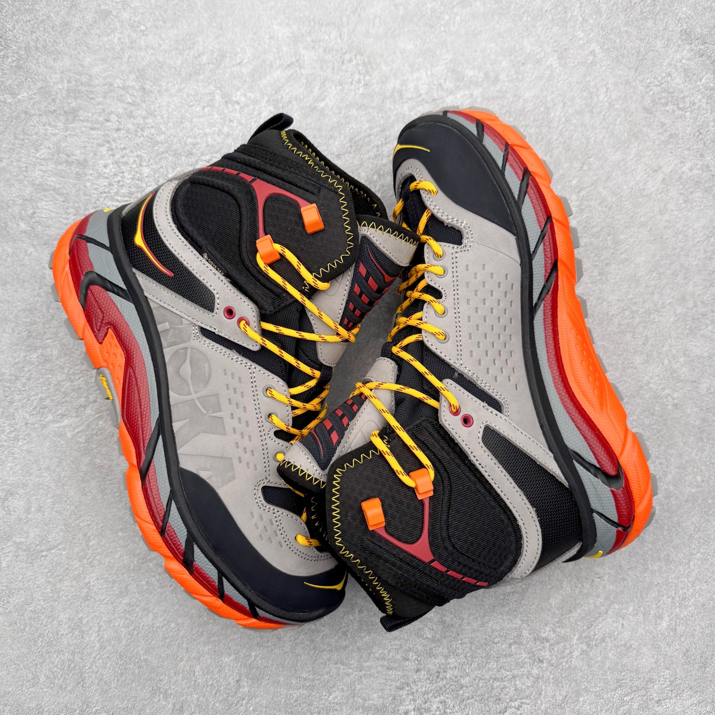 图片[3]-＃纯原 JL-A.L x HOKA ONE ONE Tor Ultra HI 托亚高帮联名款舒适防滑防水高帮户外功能鞋 鞋款利用机能、户外、复古元素将都市型格与户外机能无缝结合 既能自由穿梭于城市的钢筋水泥之间 也能轻松演绎山系潮流搭配 全粒面皮革结合模压鞋口 提升持久耐穿度 直至鞋头的鞋带设计 舒适灵活的调节 搭配鞋头处HOKA ONE ONE飞翼纹饰 营造了个性十足的张扬气场 Tor Ultra 配备 Vibram® 鞋底与 EVA 和RMAT® 中底 给穿著者最佳的抓地力及舒适性 另外中底的金属摇杆可稳定脚部行程 当走过崎岖山路时依然让脚部得到平稳的感觉 而整对鞋以皮革和耐用尼龙布材打造 与坚固的鞋底相结合 可以牢固地支撑脚部和脚踝 另外外层搭载的Event技术 保持鞋履防水以及鞋内透气作用 尺码：36 36.5 37.5 38 38.5 39 40 40.5 41 42 42.5 43 44 44.5 45 46-选品中心