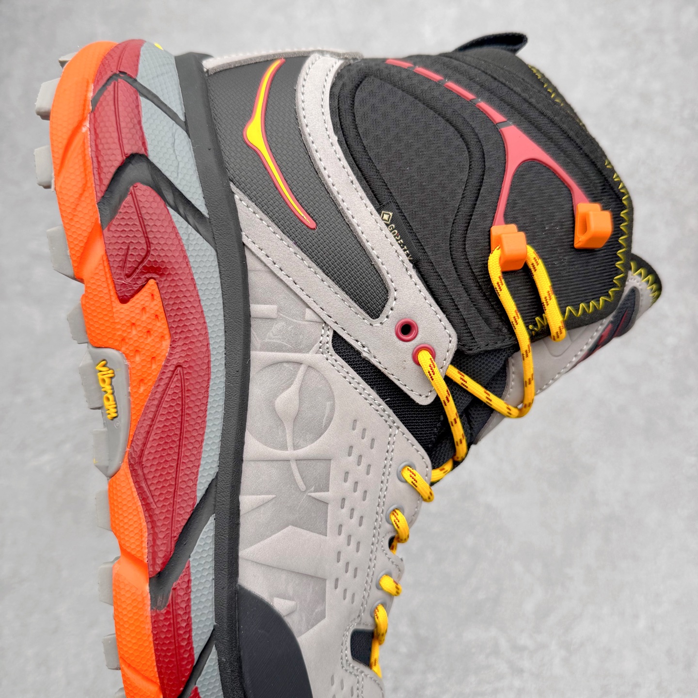 图片[6]-＃纯原 JL-A.L x HOKA ONE ONE Tor Ultra HI 托亚高帮联名款舒适防滑防水高帮户外功能鞋 鞋款利用机能、户外、复古元素将都市型格与户外机能无缝结合 既能自由穿梭于城市的钢筋水泥之间 也能轻松演绎山系潮流搭配 全粒面皮革结合模压鞋口 提升持久耐穿度 直至鞋头的鞋带设计 舒适灵活的调节 搭配鞋头处HOKA ONE ONE飞翼纹饰 营造了个性十足的张扬气场 Tor Ultra 配备 Vibram® 鞋底与 EVA 和RMAT® 中底 给穿著者最佳的抓地力及舒适性 另外中底的金属摇杆可稳定脚部行程 当走过崎岖山路时依然让脚部得到平稳的感觉 而整对鞋以皮革和耐用尼龙布材打造 与坚固的鞋底相结合 可以牢固地支撑脚部和脚踝 另外外层搭载的Event技术 保持鞋履防水以及鞋内透气作用 尺码：36 36.5 37.5 38 38.5 39 40 40.5 41 42 42.5 43 44 44.5 45 46-选品中心