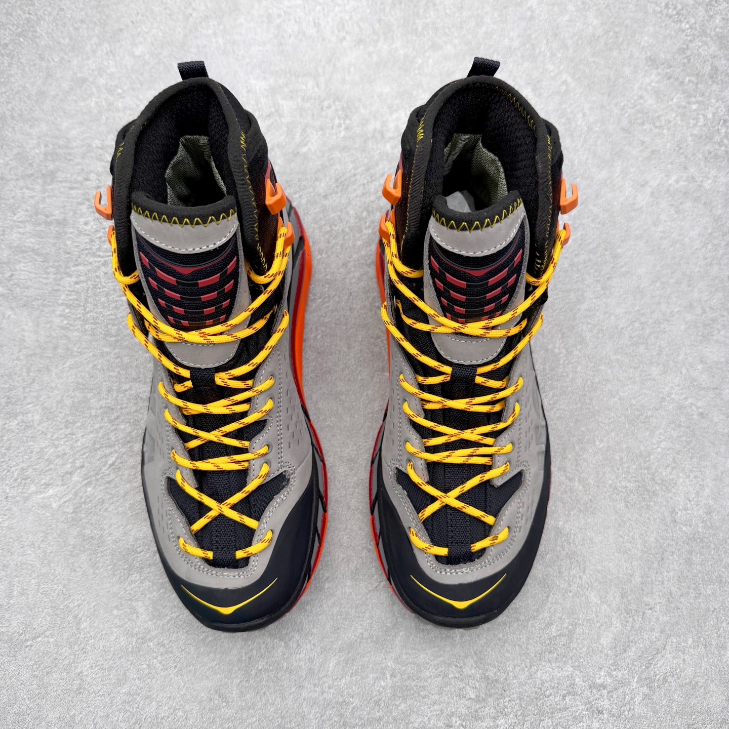 图片[2]-＃纯原 JL-A.L x HOKA ONE ONE Tor Ultra HI 托亚高帮联名款舒适防滑防水高帮户外功能鞋 鞋款利用机能、户外、复古元素将都市型格与户外机能无缝结合 既能自由穿梭于城市的钢筋水泥之间 也能轻松演绎山系潮流搭配 全粒面皮革结合模压鞋口 提升持久耐穿度 直至鞋头的鞋带设计 舒适灵活的调节 搭配鞋头处HOKA ONE ONE飞翼纹饰 营造了个性十足的张扬气场 Tor Ultra 配备 Vibram® 鞋底与 EVA 和RMAT® 中底 给穿著者最佳的抓地力及舒适性 另外中底的金属摇杆可稳定脚部行程 当走过崎岖山路时依然让脚部得到平稳的感觉 而整对鞋以皮革和耐用尼龙布材打造 与坚固的鞋底相结合 可以牢固地支撑脚部和脚踝 另外外层搭载的Event技术 保持鞋履防水以及鞋内透气作用 尺码：36 36.5 37.5 38 38.5 39 40 40.5 41 42 42.5 43 44 44.5 45 46-选品中心