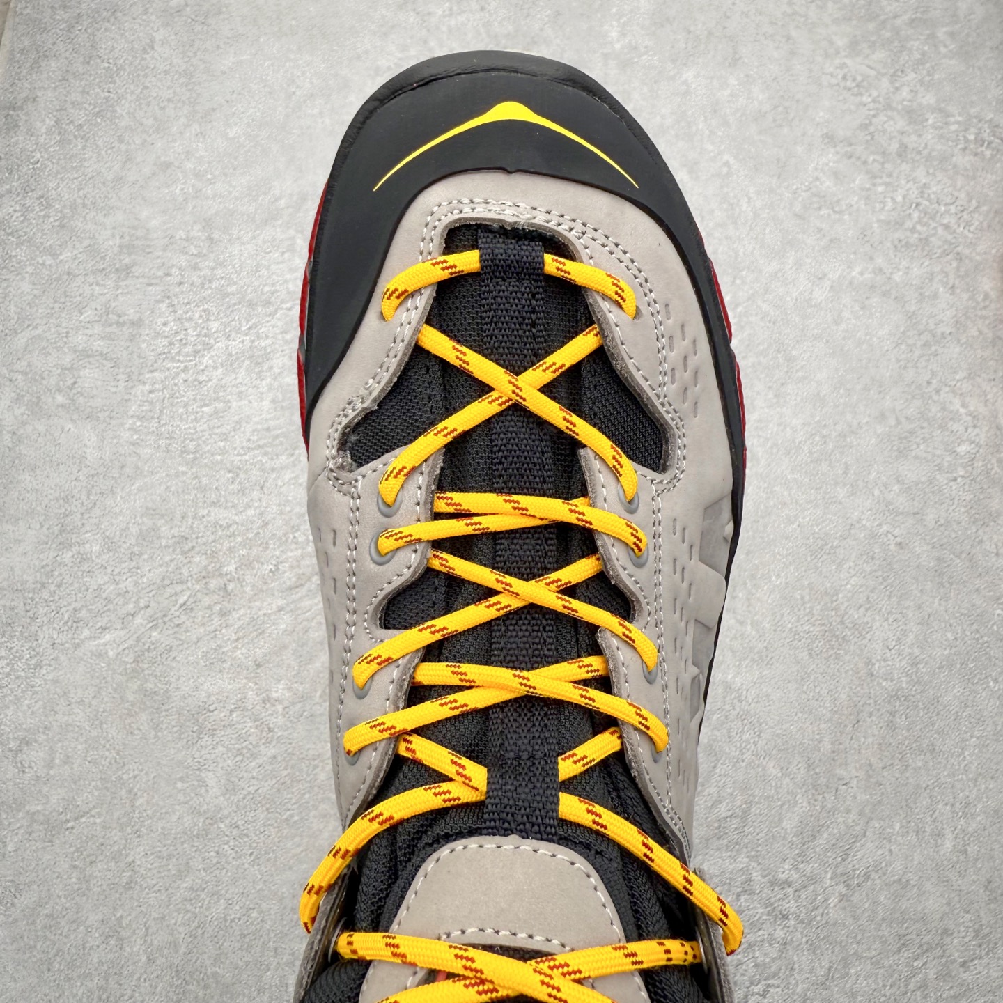 图片[4]-＃纯原 JL-A.L x HOKA ONE ONE Tor Ultra HI 托亚高帮联名款舒适防滑防水高帮户外功能鞋 鞋款利用机能、户外、复古元素将都市型格与户外机能无缝结合 既能自由穿梭于城市的钢筋水泥之间 也能轻松演绎山系潮流搭配 全粒面皮革结合模压鞋口 提升持久耐穿度 直至鞋头的鞋带设计 舒适灵活的调节 搭配鞋头处HOKA ONE ONE飞翼纹饰 营造了个性十足的张扬气场 Tor Ultra 配备 Vibram® 鞋底与 EVA 和RMAT® 中底 给穿著者最佳的抓地力及舒适性 另外中底的金属摇杆可稳定脚部行程 当走过崎岖山路时依然让脚部得到平稳的感觉 而整对鞋以皮革和耐用尼龙布材打造 与坚固的鞋底相结合 可以牢固地支撑脚部和脚踝 另外外层搭载的Event技术 保持鞋履防水以及鞋内透气作用 尺码：36 36.5 37.5 38 38.5 39 40 40.5 41 42 42.5 43 44 44.5 45 46-选品中心