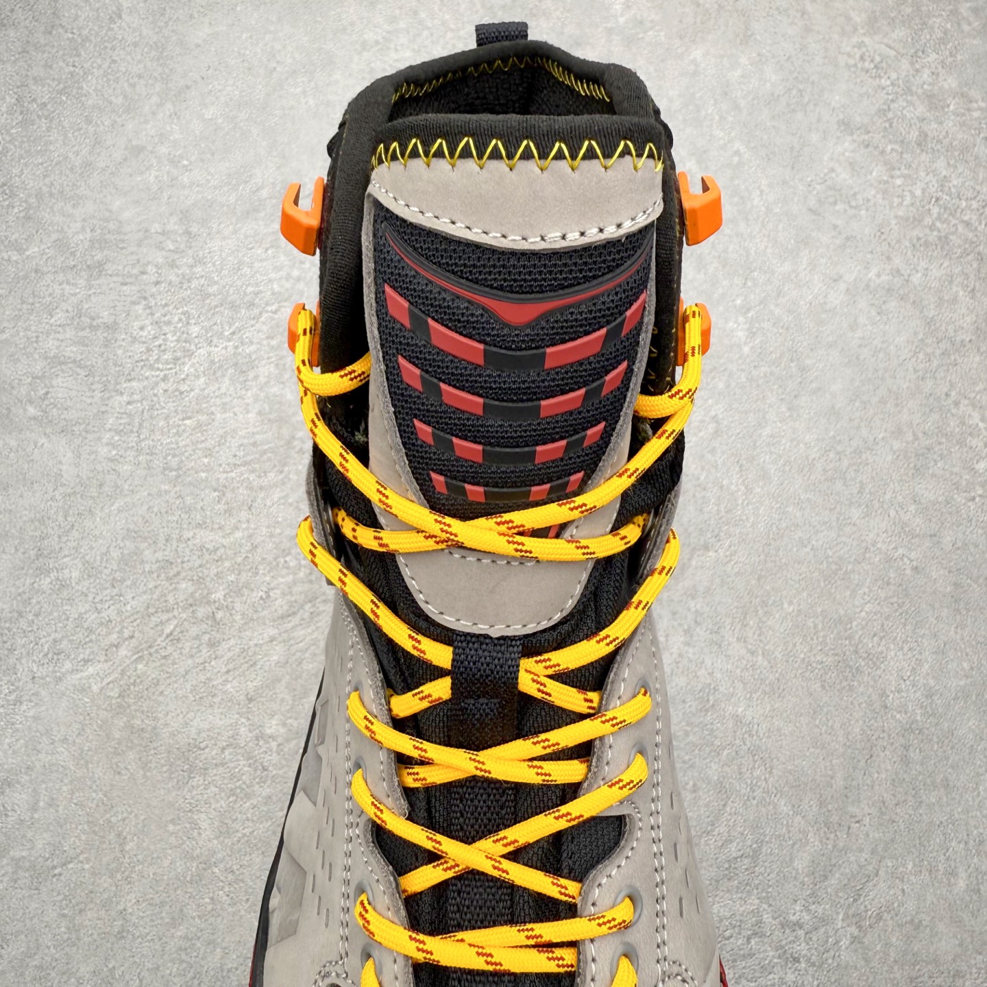 图片[5]-＃纯原 JL-A.L x HOKA ONE ONE Tor Ultra HI 托亚高帮联名款舒适防滑防水高帮户外功能鞋 鞋款利用机能、户外、复古元素将都市型格与户外机能无缝结合 既能自由穿梭于城市的钢筋水泥之间 也能轻松演绎山系潮流搭配 全粒面皮革结合模压鞋口 提升持久耐穿度 直至鞋头的鞋带设计 舒适灵活的调节 搭配鞋头处HOKA ONE ONE飞翼纹饰 营造了个性十足的张扬气场 Tor Ultra 配备 Vibram® 鞋底与 EVA 和RMAT® 中底 给穿著者最佳的抓地力及舒适性 另外中底的金属摇杆可稳定脚部行程 当走过崎岖山路时依然让脚部得到平稳的感觉 而整对鞋以皮革和耐用尼龙布材打造 与坚固的鞋底相结合 可以牢固地支撑脚部和脚踝 另外外层搭载的Event技术 保持鞋履防水以及鞋内透气作用 尺码：36 36.5 37.5 38 38.5 39 40 40.5 41 42 42.5 43 44 44.5 45 46-选品中心