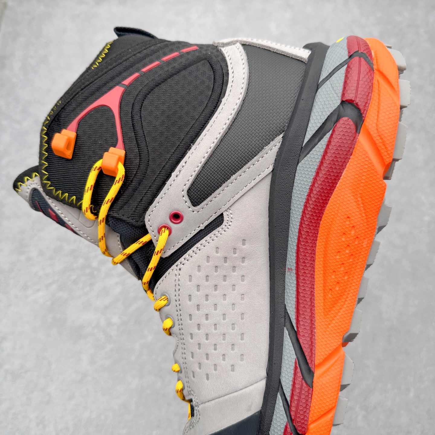 图片[7]-＃纯原 JL-A.L x HOKA ONE ONE Tor Ultra HI 托亚高帮联名款舒适防滑防水高帮户外功能鞋 鞋款利用机能、户外、复古元素将都市型格与户外机能无缝结合 既能自由穿梭于城市的钢筋水泥之间 也能轻松演绎山系潮流搭配 全粒面皮革结合模压鞋口 提升持久耐穿度 直至鞋头的鞋带设计 舒适灵活的调节 搭配鞋头处HOKA ONE ONE飞翼纹饰 营造了个性十足的张扬气场 Tor Ultra 配备 Vibram® 鞋底与 EVA 和RMAT® 中底 给穿著者最佳的抓地力及舒适性 另外中底的金属摇杆可稳定脚部行程 当走过崎岖山路时依然让脚部得到平稳的感觉 而整对鞋以皮革和耐用尼龙布材打造 与坚固的鞋底相结合 可以牢固地支撑脚部和脚踝 另外外层搭载的Event技术 保持鞋履防水以及鞋内透气作用 尺码：36 36.5 37.5 38 38.5 39 40 40.5 41 42 42.5 43 44 44.5 45 46-选品中心