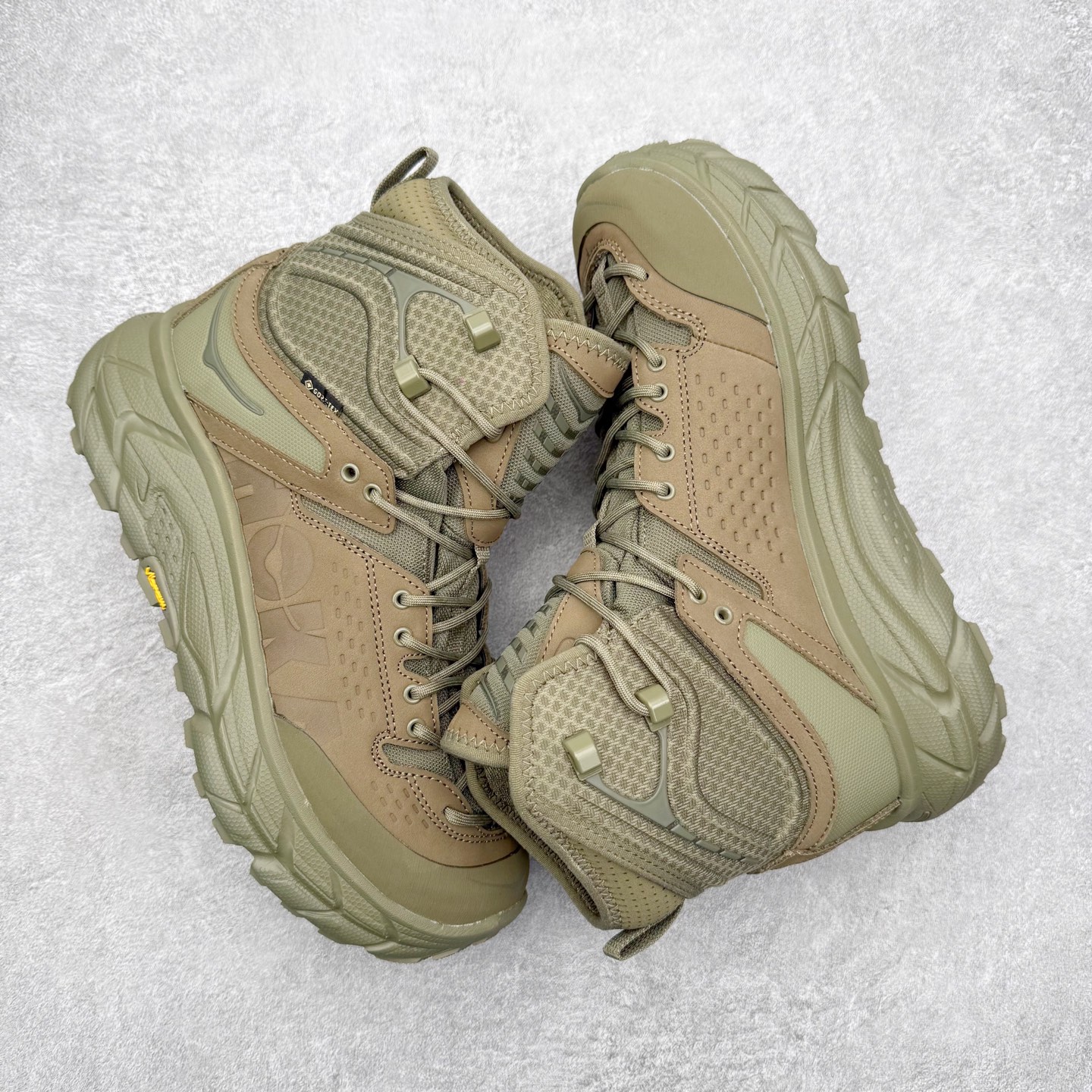 图片[3]-＃纯原 JL-A.L x HOKA ONE ONE Tor Ultra HI 托亚高帮联名款舒适防滑防水高帮户外功能鞋 鞋款利用机能、户外、复古元素将都市型格与户外机能无缝结合 既能自由穿梭于城市的钢筋水泥之间 也能轻松演绎山系潮流搭配 全粒面皮革结合模压鞋口 提升持久耐穿度 直至鞋头的鞋带设计 舒适灵活的调节 搭配鞋头处HOKA ONE ONE飞翼纹饰 营造了个性十足的张扬气场 Tor Ultra 配备 Vibram® 鞋底与 EVA 和RMAT® 中底 给穿著者最佳的抓地力及舒适性 另外中底的金属摇杆可稳定脚部行程 当走过崎岖山路时依然让脚部得到平稳的感觉 而整对鞋以皮革和耐用尼龙布材打造 与坚固的鞋底相结合 可以牢固地支撑脚部和脚踝 另外外层搭载的Event技术 保持鞋履防水以及鞋内透气作用 尺码：36 36.5 37.5 38 38.5 39 40 40.5 41 42 42.5 43 44 44.5 45 46-选品中心