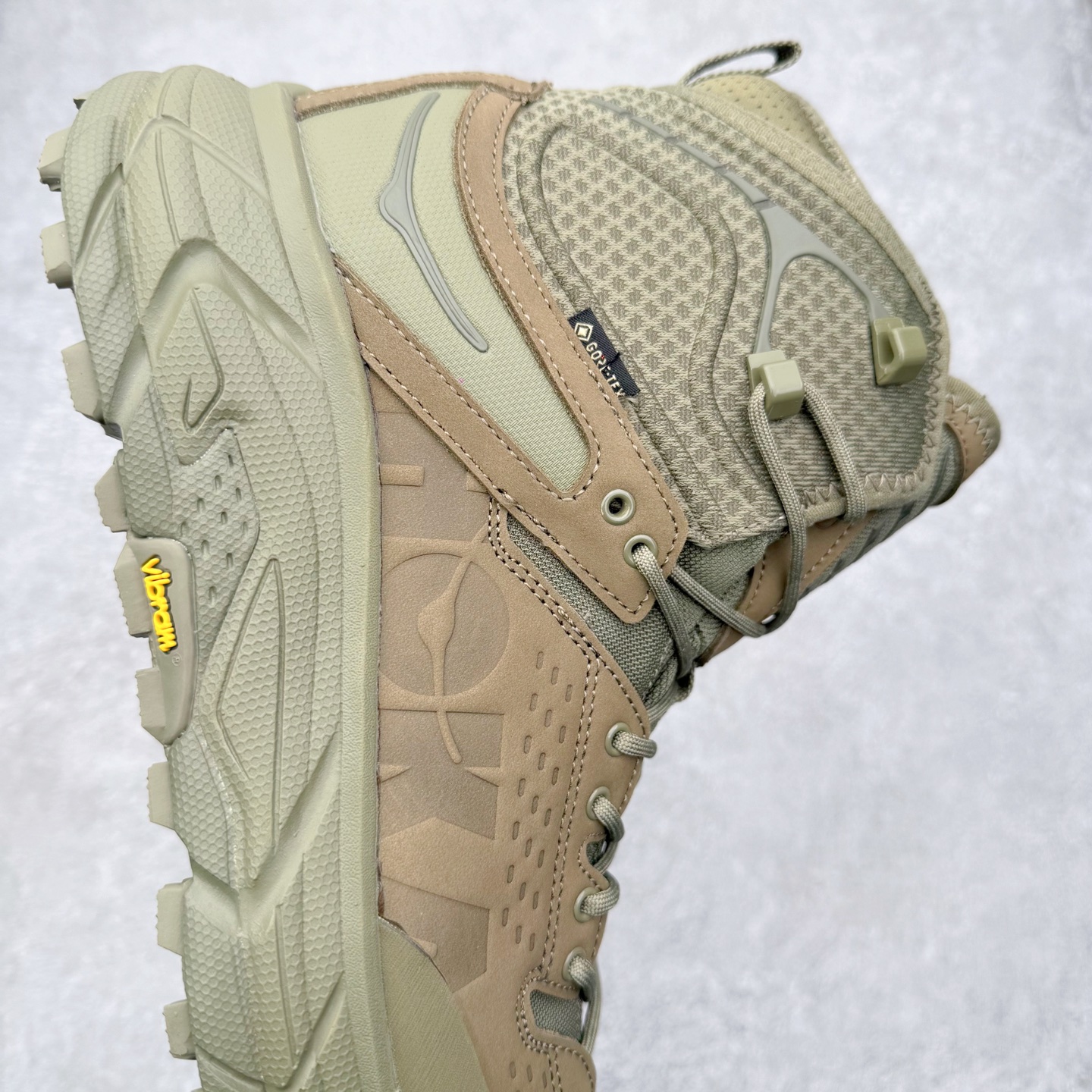 图片[6]-＃纯原 JL-A.L x HOKA ONE ONE Tor Ultra HI 托亚高帮联名款舒适防滑防水高帮户外功能鞋 鞋款利用机能、户外、复古元素将都市型格与户外机能无缝结合 既能自由穿梭于城市的钢筋水泥之间 也能轻松演绎山系潮流搭配 全粒面皮革结合模压鞋口 提升持久耐穿度 直至鞋头的鞋带设计 舒适灵活的调节 搭配鞋头处HOKA ONE ONE飞翼纹饰 营造了个性十足的张扬气场 Tor Ultra 配备 Vibram® 鞋底与 EVA 和RMAT® 中底 给穿著者最佳的抓地力及舒适性 另外中底的金属摇杆可稳定脚部行程 当走过崎岖山路时依然让脚部得到平稳的感觉 而整对鞋以皮革和耐用尼龙布材打造 与坚固的鞋底相结合 可以牢固地支撑脚部和脚踝 另外外层搭载的Event技术 保持鞋履防水以及鞋内透气作用 尺码：36 36.5 37.5 38 38.5 39 40 40.5 41 42 42.5 43 44 44.5 45 46-选品中心