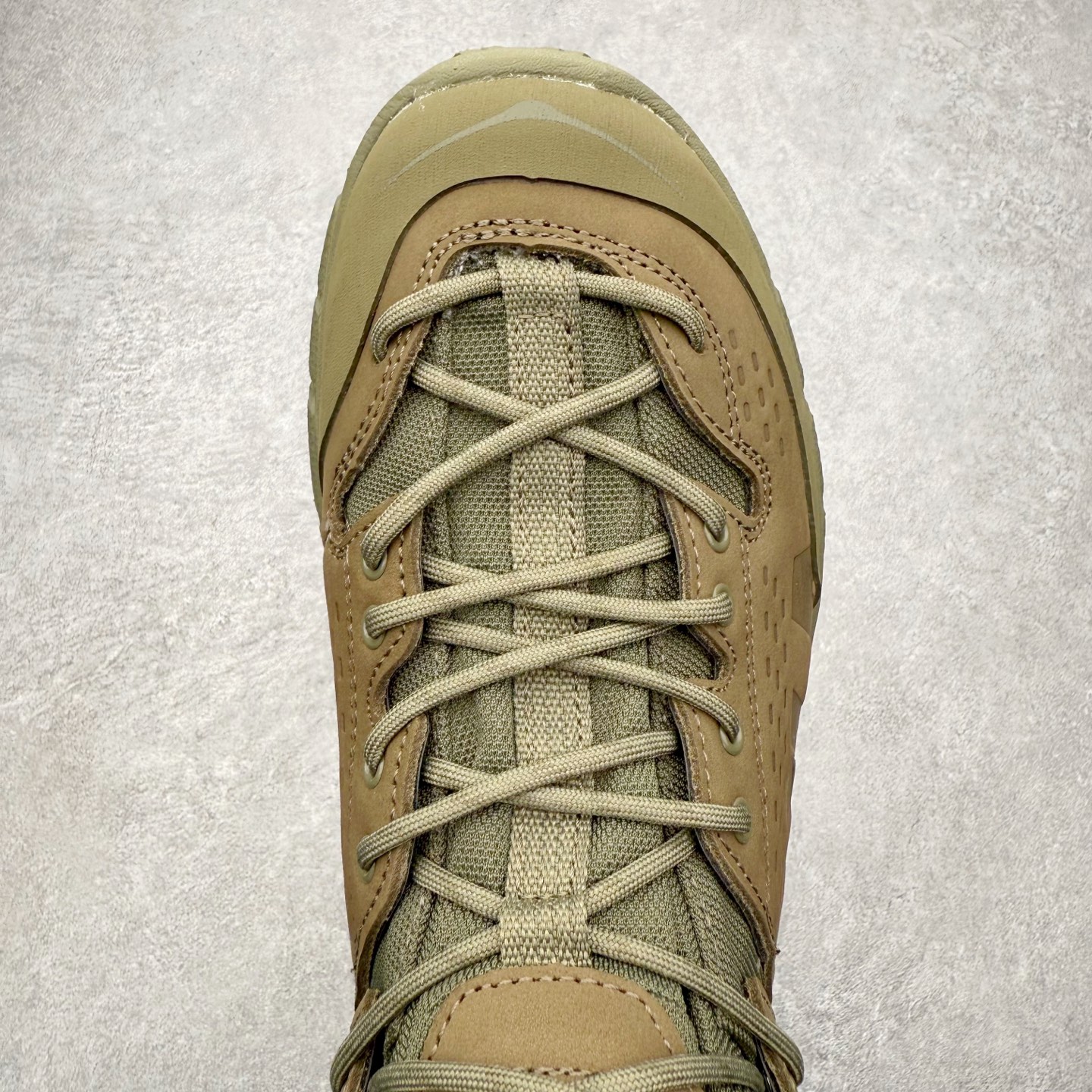 图片[4]-＃纯原 JL-A.L x HOKA ONE ONE Tor Ultra HI 托亚高帮联名款舒适防滑防水高帮户外功能鞋 鞋款利用机能、户外、复古元素将都市型格与户外机能无缝结合 既能自由穿梭于城市的钢筋水泥之间 也能轻松演绎山系潮流搭配 全粒面皮革结合模压鞋口 提升持久耐穿度 直至鞋头的鞋带设计 舒适灵活的调节 搭配鞋头处HOKA ONE ONE飞翼纹饰 营造了个性十足的张扬气场 Tor Ultra 配备 Vibram® 鞋底与 EVA 和RMAT® 中底 给穿著者最佳的抓地力及舒适性 另外中底的金属摇杆可稳定脚部行程 当走过崎岖山路时依然让脚部得到平稳的感觉 而整对鞋以皮革和耐用尼龙布材打造 与坚固的鞋底相结合 可以牢固地支撑脚部和脚踝 另外外层搭载的Event技术 保持鞋履防水以及鞋内透气作用 尺码：36 36.5 37.5 38 38.5 39 40 40.5 41 42 42.5 43 44 44.5 45 46-选品中心