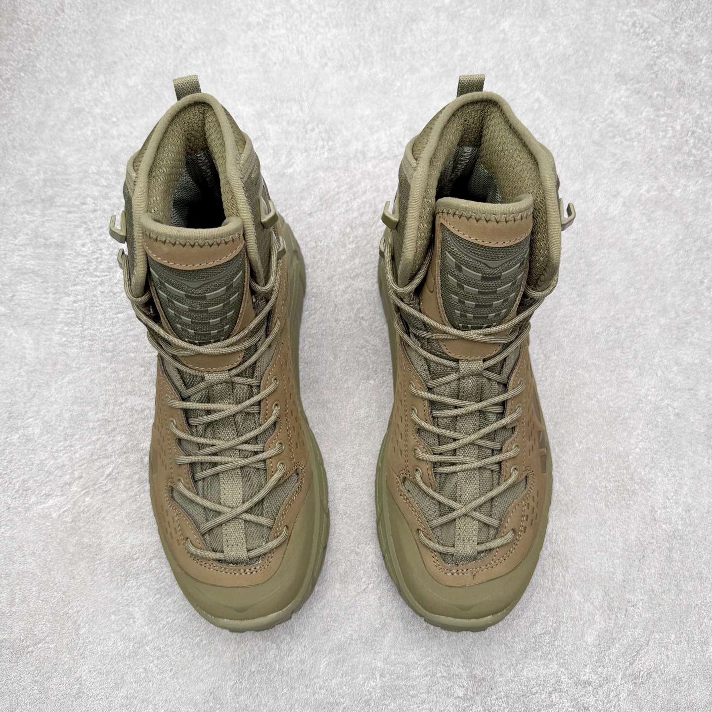 图片[2]-＃纯原 JL-A.L x HOKA ONE ONE Tor Ultra HI 托亚高帮联名款舒适防滑防水高帮户外功能鞋 鞋款利用机能、户外、复古元素将都市型格与户外机能无缝结合 既能自由穿梭于城市的钢筋水泥之间 也能轻松演绎山系潮流搭配 全粒面皮革结合模压鞋口 提升持久耐穿度 直至鞋头的鞋带设计 舒适灵活的调节 搭配鞋头处HOKA ONE ONE飞翼纹饰 营造了个性十足的张扬气场 Tor Ultra 配备 Vibram® 鞋底与 EVA 和RMAT® 中底 给穿著者最佳的抓地力及舒适性 另外中底的金属摇杆可稳定脚部行程 当走过崎岖山路时依然让脚部得到平稳的感觉 而整对鞋以皮革和耐用尼龙布材打造 与坚固的鞋底相结合 可以牢固地支撑脚部和脚踝 另外外层搭载的Event技术 保持鞋履防水以及鞋内透气作用 尺码：36 36.5 37.5 38 38.5 39 40 40.5 41 42 42.5 43 44 44.5 45 46-选品中心