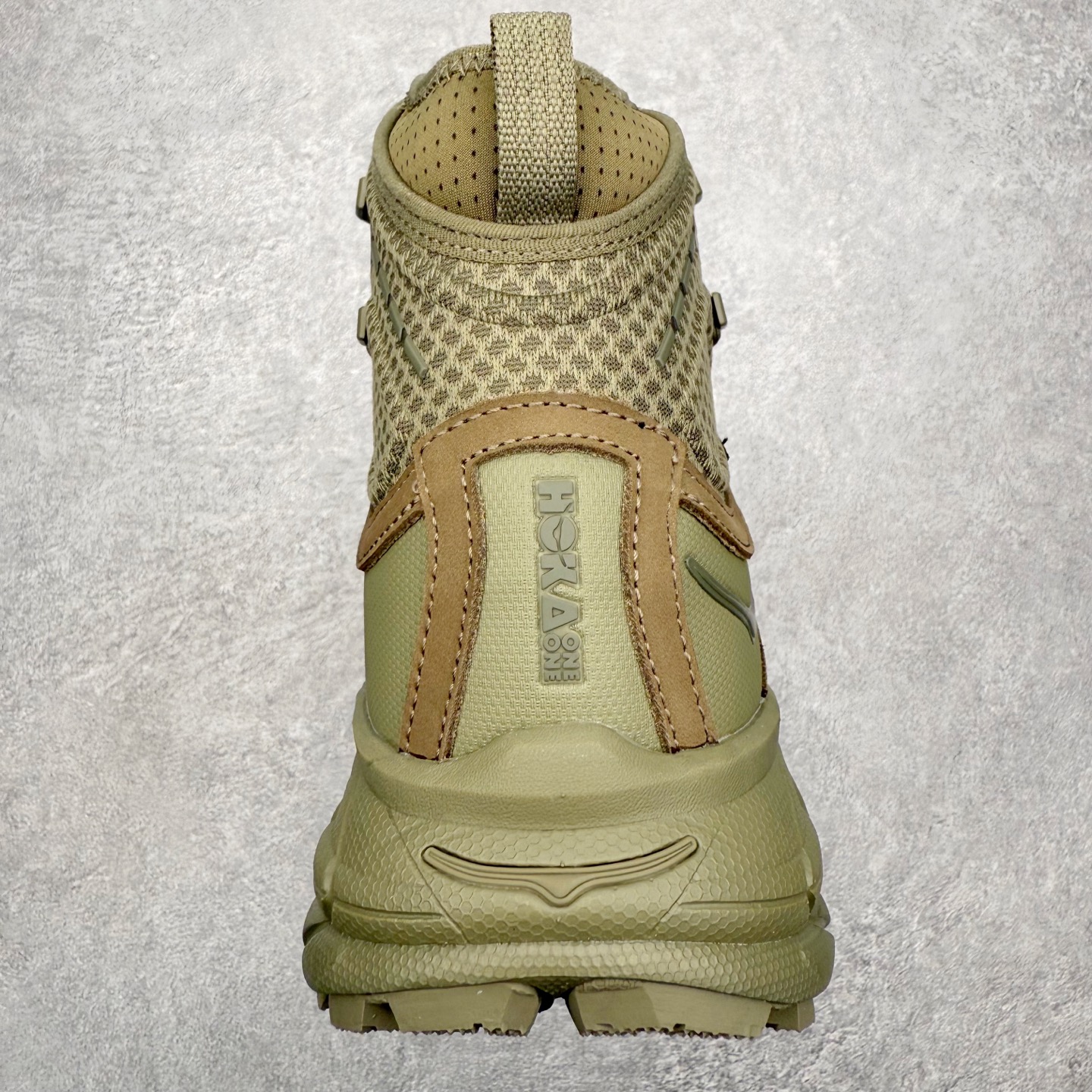 图片[8]-＃纯原 JL-A.L x HOKA ONE ONE Tor Ultra HI 托亚高帮联名款舒适防滑防水高帮户外功能鞋 鞋款利用机能、户外、复古元素将都市型格与户外机能无缝结合 既能自由穿梭于城市的钢筋水泥之间 也能轻松演绎山系潮流搭配 全粒面皮革结合模压鞋口 提升持久耐穿度 直至鞋头的鞋带设计 舒适灵活的调节 搭配鞋头处HOKA ONE ONE飞翼纹饰 营造了个性十足的张扬气场 Tor Ultra 配备 Vibram® 鞋底与 EVA 和RMAT® 中底 给穿著者最佳的抓地力及舒适性 另外中底的金属摇杆可稳定脚部行程 当走过崎岖山路时依然让脚部得到平稳的感觉 而整对鞋以皮革和耐用尼龙布材打造 与坚固的鞋底相结合 可以牢固地支撑脚部和脚踝 另外外层搭载的Event技术 保持鞋履防水以及鞋内透气作用 尺码：36 36.5 37.5 38 38.5 39 40 40.5 41 42 42.5 43 44 44.5 45 46-选品中心