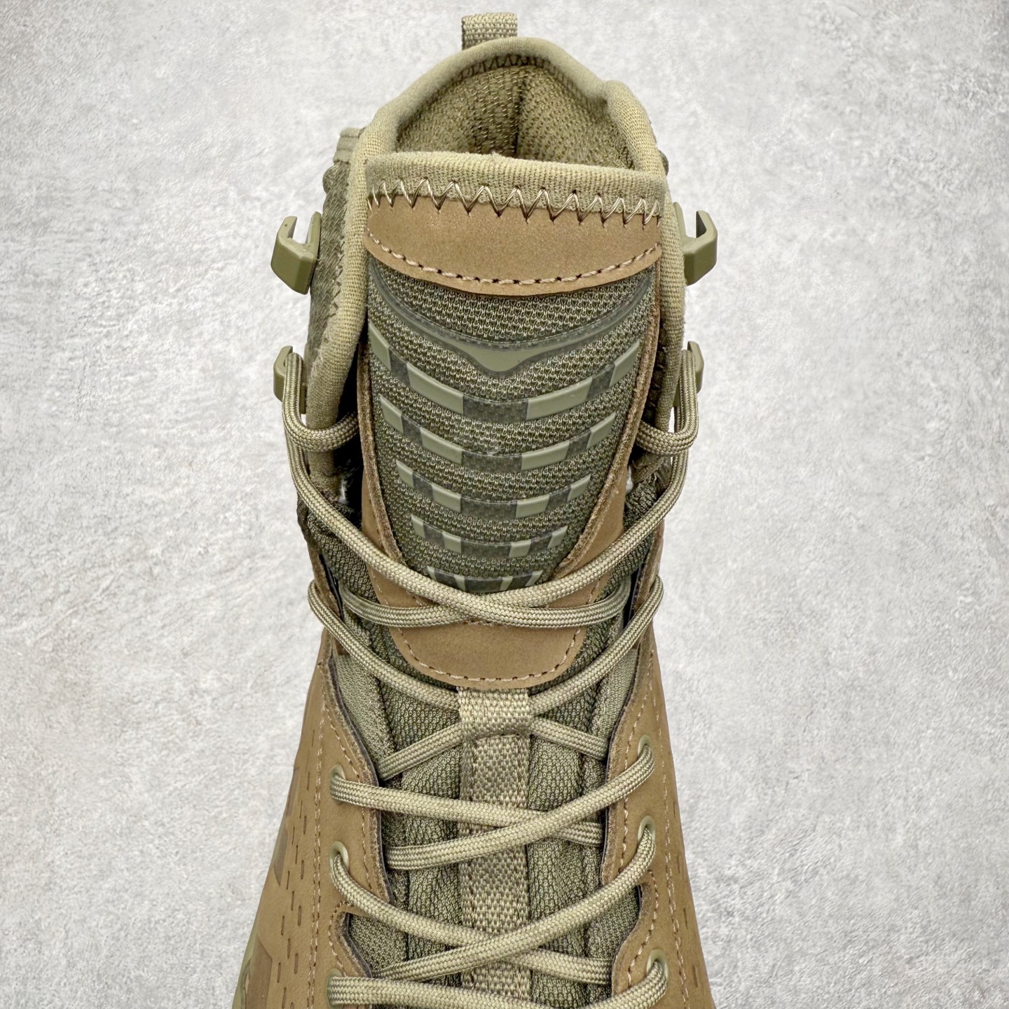 图片[5]-＃纯原 JL-A.L x HOKA ONE ONE Tor Ultra HI 托亚高帮联名款舒适防滑防水高帮户外功能鞋 鞋款利用机能、户外、复古元素将都市型格与户外机能无缝结合 既能自由穿梭于城市的钢筋水泥之间 也能轻松演绎山系潮流搭配 全粒面皮革结合模压鞋口 提升持久耐穿度 直至鞋头的鞋带设计 舒适灵活的调节 搭配鞋头处HOKA ONE ONE飞翼纹饰 营造了个性十足的张扬气场 Tor Ultra 配备 Vibram® 鞋底与 EVA 和RMAT® 中底 给穿著者最佳的抓地力及舒适性 另外中底的金属摇杆可稳定脚部行程 当走过崎岖山路时依然让脚部得到平稳的感觉 而整对鞋以皮革和耐用尼龙布材打造 与坚固的鞋底相结合 可以牢固地支撑脚部和脚踝 另外外层搭载的Event技术 保持鞋履防水以及鞋内透气作用 尺码：36 36.5 37.5 38 38.5 39 40 40.5 41 42 42.5 43 44 44.5 45 46-选品中心