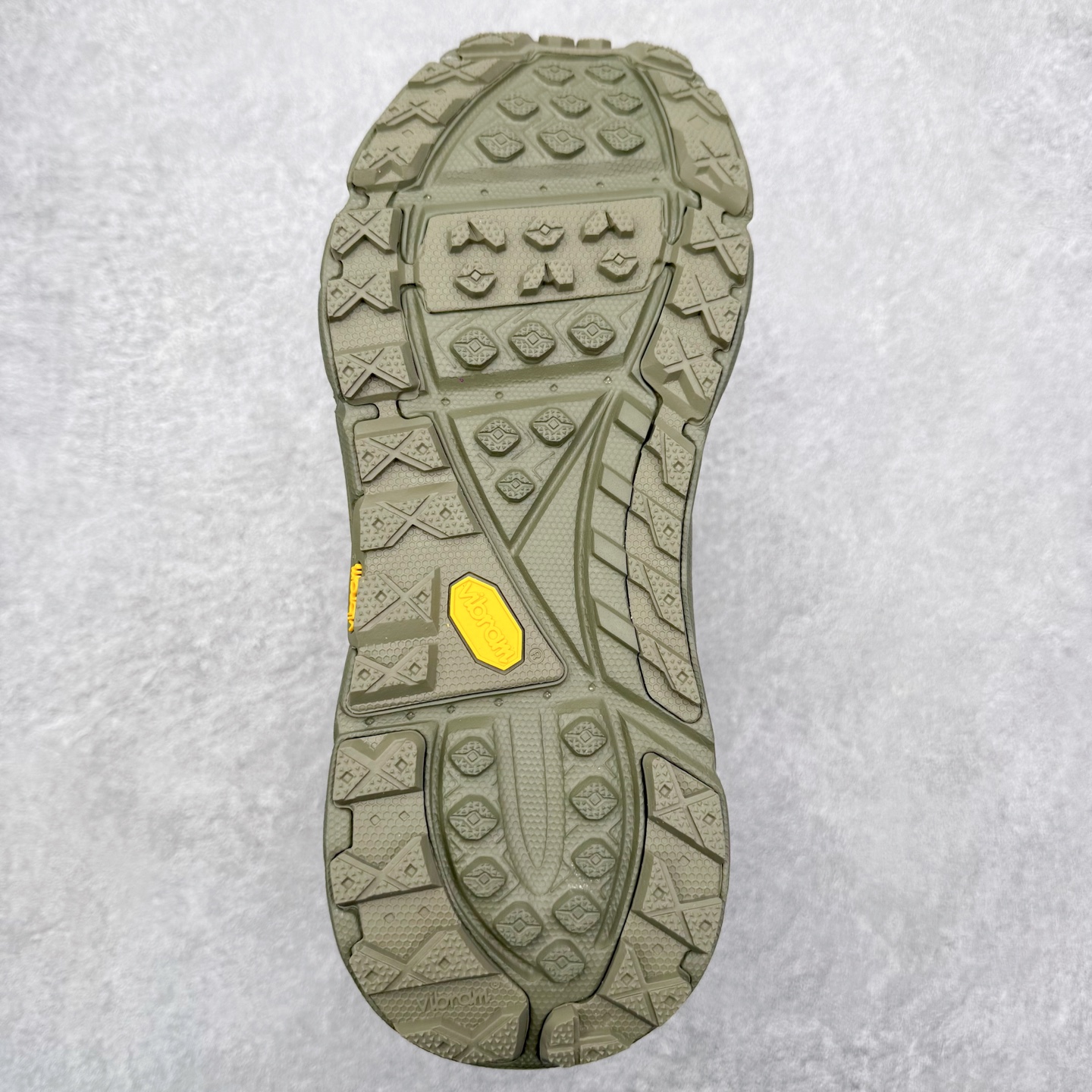 图片[9]-＃纯原 JL-A.L x HOKA ONE ONE Tor Ultra HI 托亚高帮联名款舒适防滑防水高帮户外功能鞋 鞋款利用机能、户外、复古元素将都市型格与户外机能无缝结合 既能自由穿梭于城市的钢筋水泥之间 也能轻松演绎山系潮流搭配 全粒面皮革结合模压鞋口 提升持久耐穿度 直至鞋头的鞋带设计 舒适灵活的调节 搭配鞋头处HOKA ONE ONE飞翼纹饰 营造了个性十足的张扬气场 Tor Ultra 配备 Vibram® 鞋底与 EVA 和RMAT® 中底 给穿著者最佳的抓地力及舒适性 另外中底的金属摇杆可稳定脚部行程 当走过崎岖山路时依然让脚部得到平稳的感觉 而整对鞋以皮革和耐用尼龙布材打造 与坚固的鞋底相结合 可以牢固地支撑脚部和脚踝 另外外层搭载的Event技术 保持鞋履防水以及鞋内透气作用 尺码：36 36.5 37.5 38 38.5 39 40 40.5 41 42 42.5 43 44 44.5 45 46-选品中心