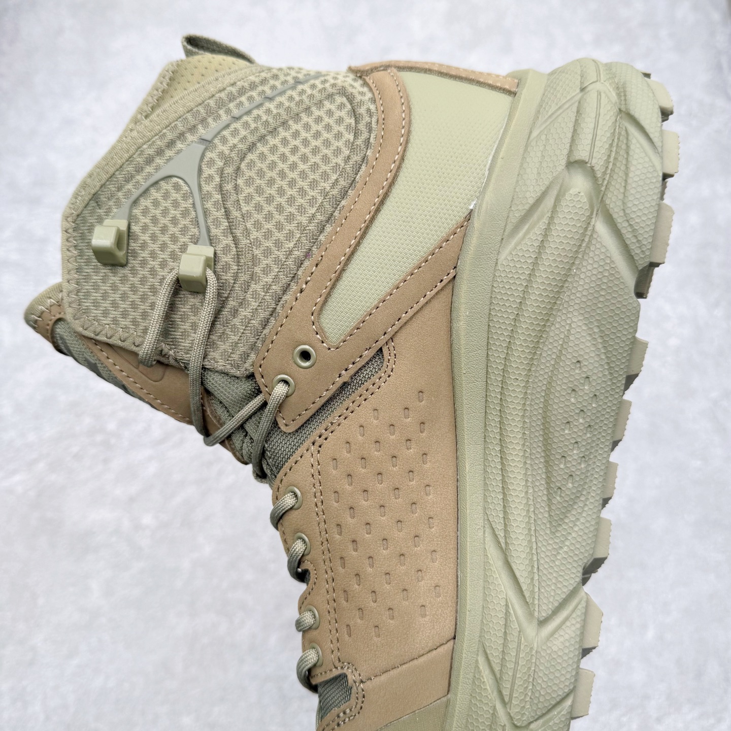 图片[7]-＃纯原 JL-A.L x HOKA ONE ONE Tor Ultra HI 托亚高帮联名款舒适防滑防水高帮户外功能鞋 鞋款利用机能、户外、复古元素将都市型格与户外机能无缝结合 既能自由穿梭于城市的钢筋水泥之间 也能轻松演绎山系潮流搭配 全粒面皮革结合模压鞋口 提升持久耐穿度 直至鞋头的鞋带设计 舒适灵活的调节 搭配鞋头处HOKA ONE ONE飞翼纹饰 营造了个性十足的张扬气场 Tor Ultra 配备 Vibram® 鞋底与 EVA 和RMAT® 中底 给穿著者最佳的抓地力及舒适性 另外中底的金属摇杆可稳定脚部行程 当走过崎岖山路时依然让脚部得到平稳的感觉 而整对鞋以皮革和耐用尼龙布材打造 与坚固的鞋底相结合 可以牢固地支撑脚部和脚踝 另外外层搭载的Event技术 保持鞋履防水以及鞋内透气作用 尺码：36 36.5 37.5 38 38.5 39 40 40.5 41 42 42.5 43 44 44.5 45 46-选品中心