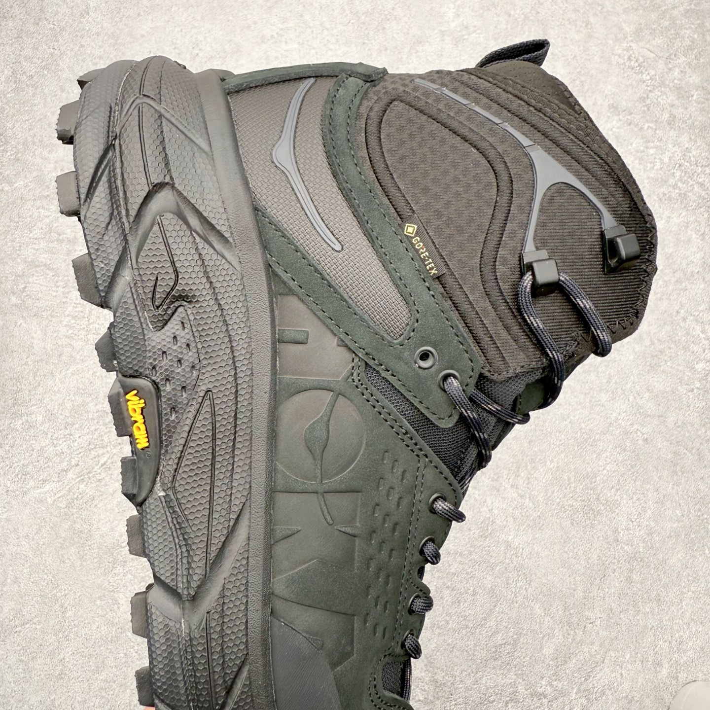 图片[6]-＃纯原 JL-A.L x HOKA ONE ONE Tor Ultra HI 托亚高帮联名款舒适防滑防水高帮户外功能鞋 鞋款利用机能、户外、复古元素将都市型格与户外机能无缝结合 既能自由穿梭于城市的钢筋水泥之间 也能轻松演绎山系潮流搭配 全粒面皮革结合模压鞋口 提升持久耐穿度 直至鞋头的鞋带设计 舒适灵活的调节 搭配鞋头处HOKA ONE ONE飞翼纹饰 营造了个性十足的张扬气场 Tor Ultra 配备 Vibram® 鞋底与 EVA 和RMAT® 中底 给穿著者最佳的抓地力及舒适性 另外中底的金属摇杆可稳定脚部行程 当走过崎岖山路时依然让脚部得到平稳的感觉 而整对鞋以皮革和耐用尼龙布材打造 与坚固的鞋底相结合 可以牢固地支撑脚部和脚踝 另外外层搭载的Event技术 保持鞋履防水以及鞋内透气作用 尺码：36 36.5 37.5 38 38.5 39 40 40.5 41 42 42.5 43 44 44.5 45 46-选品中心